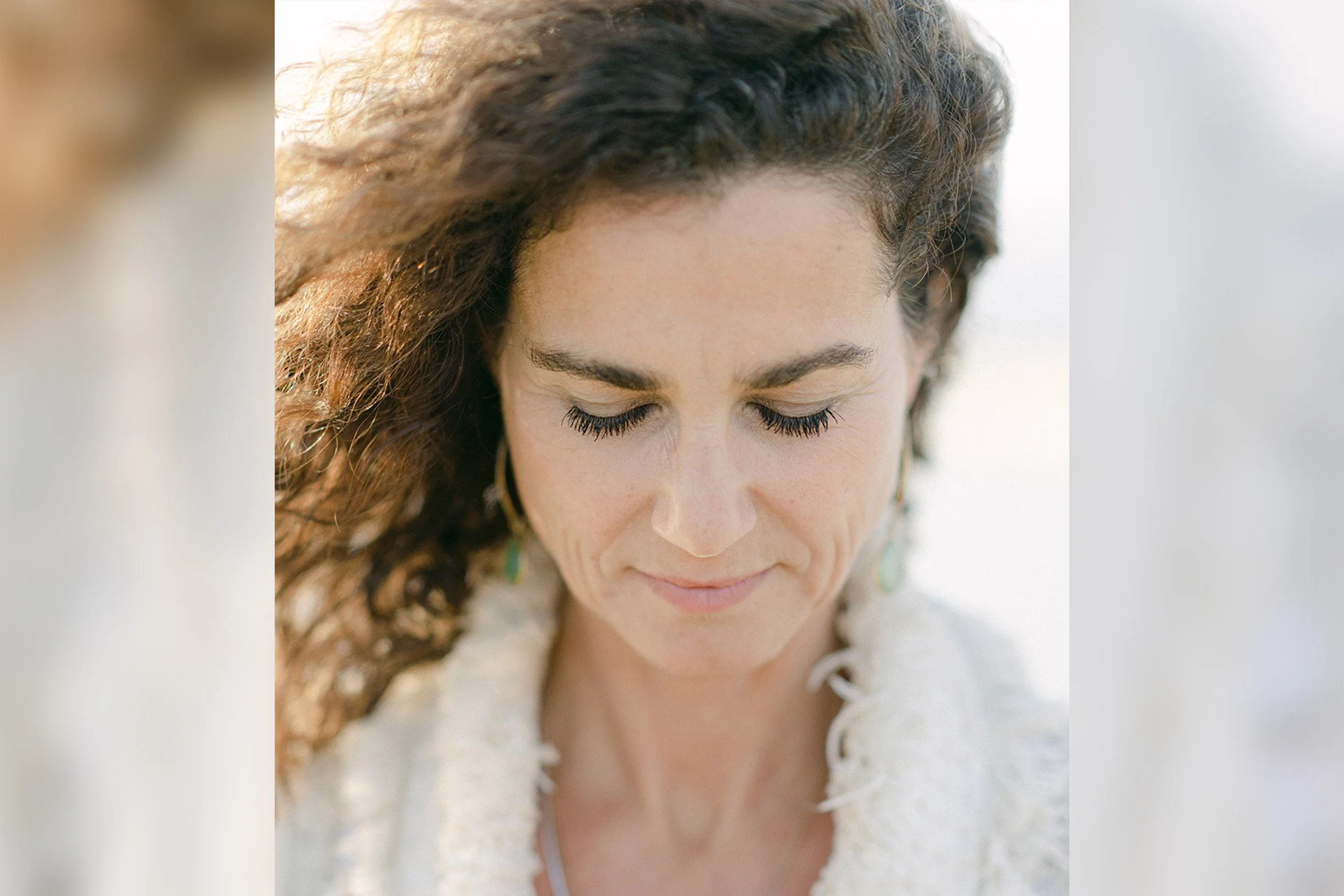 Profil von Saskia Schreiber mit geschlossenen Augen in meditativer Haltung.