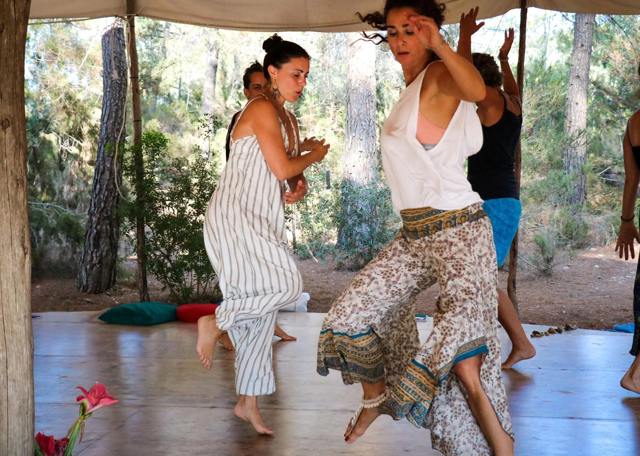 Saskia Schreiber mit einigen Frauen im Conscious Dance während eines Retreats auf Ibiza.