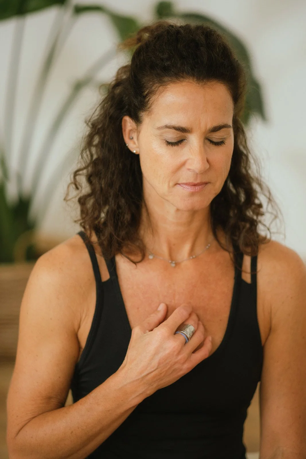 Saskia Schreiber in meditativer Haltung mit Hand auf dem Herzen als Bild für ihren integrativen, körperorientierten Embodiment-Ansatz.