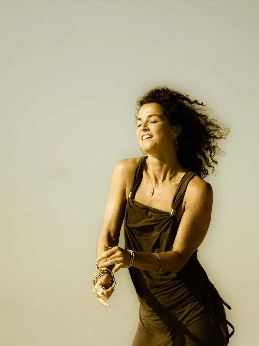 Saskia Schreiber im freien, bewussten Tanz in einem offenen Raum als Bild für Conscious Dance und Soul Motion.