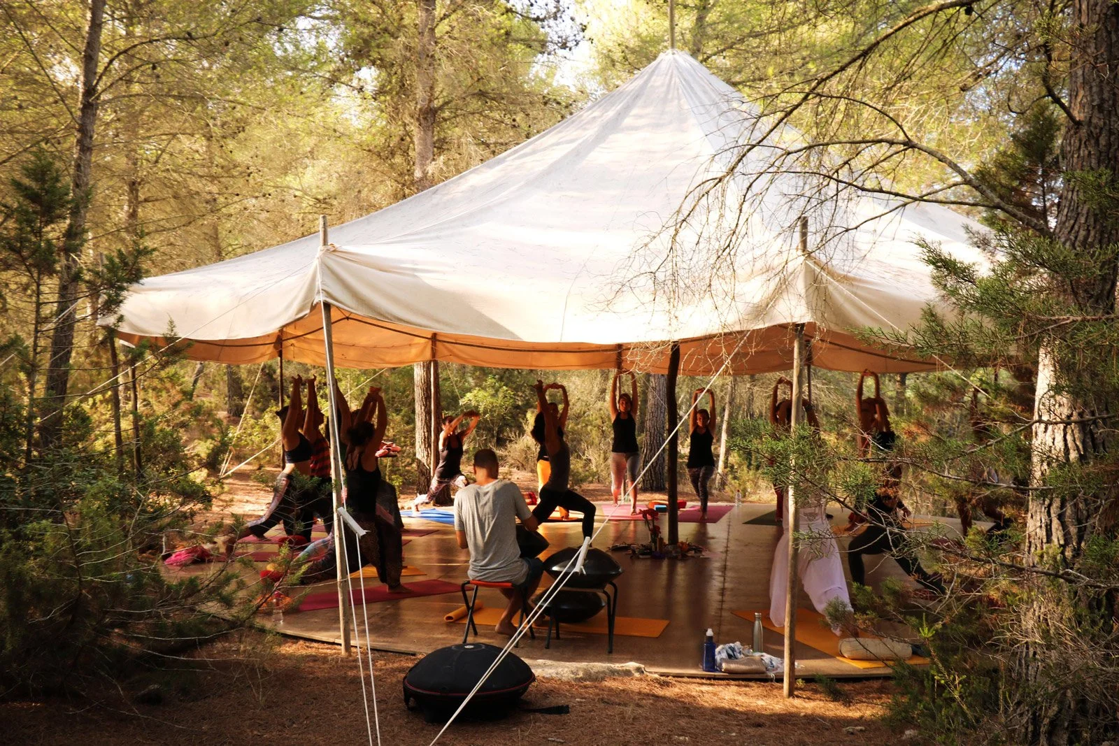 Mit Zelt überdachte Yoga- und Tanzplattform in einem Waldstück auf Ibiza.