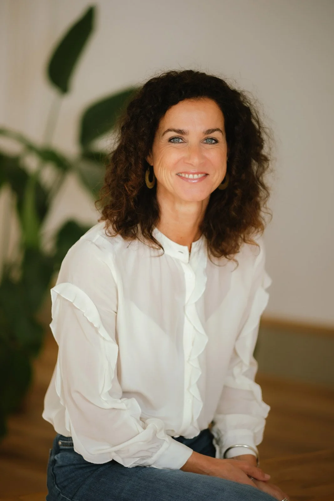 Profilbild von Saskia Schreiber mit herzlichem Lächeln in die Kamera schauend.