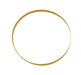 Detail eines goldenen Ringes auf hellem Hintergrund