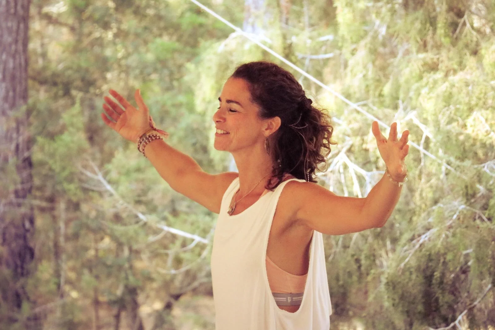 Saskia Schreiber in gelöstem Tanz mit offenen Armen als Gründerin von Awake & Grounded und Embodiment-Therapeutin.