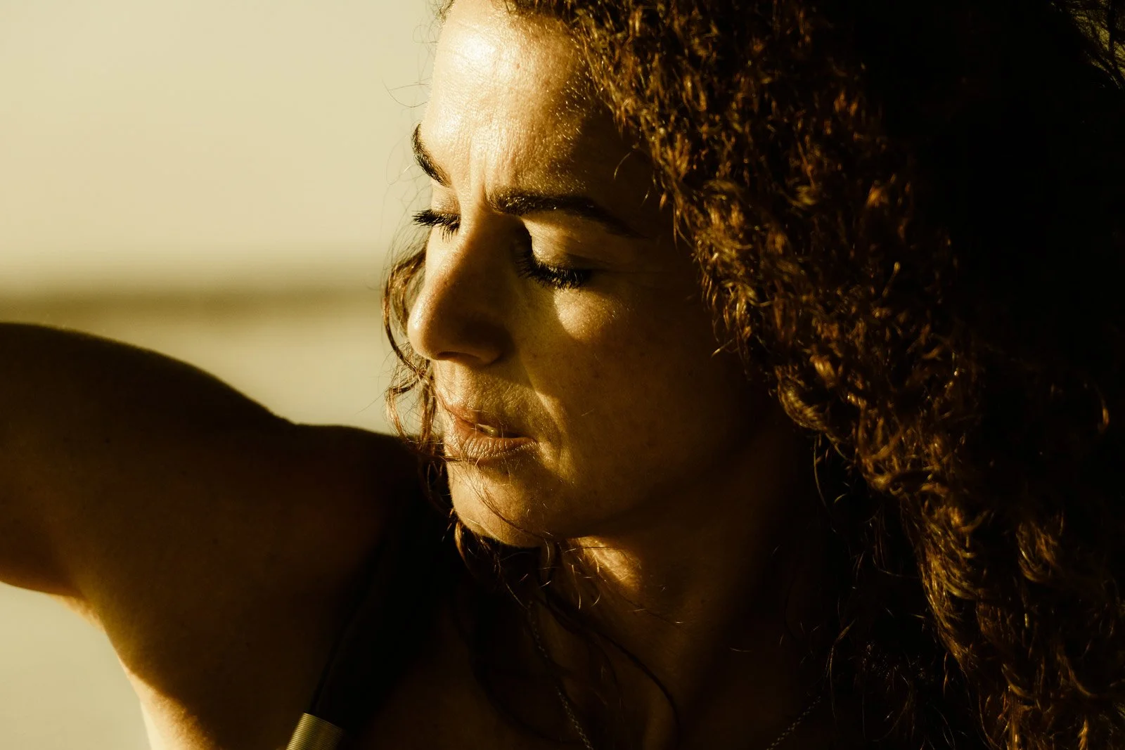 Wunderschönes Profilbild von Saskia Schreiber beim Conscious Dance im goldenen Sonnenaufgangslicht.