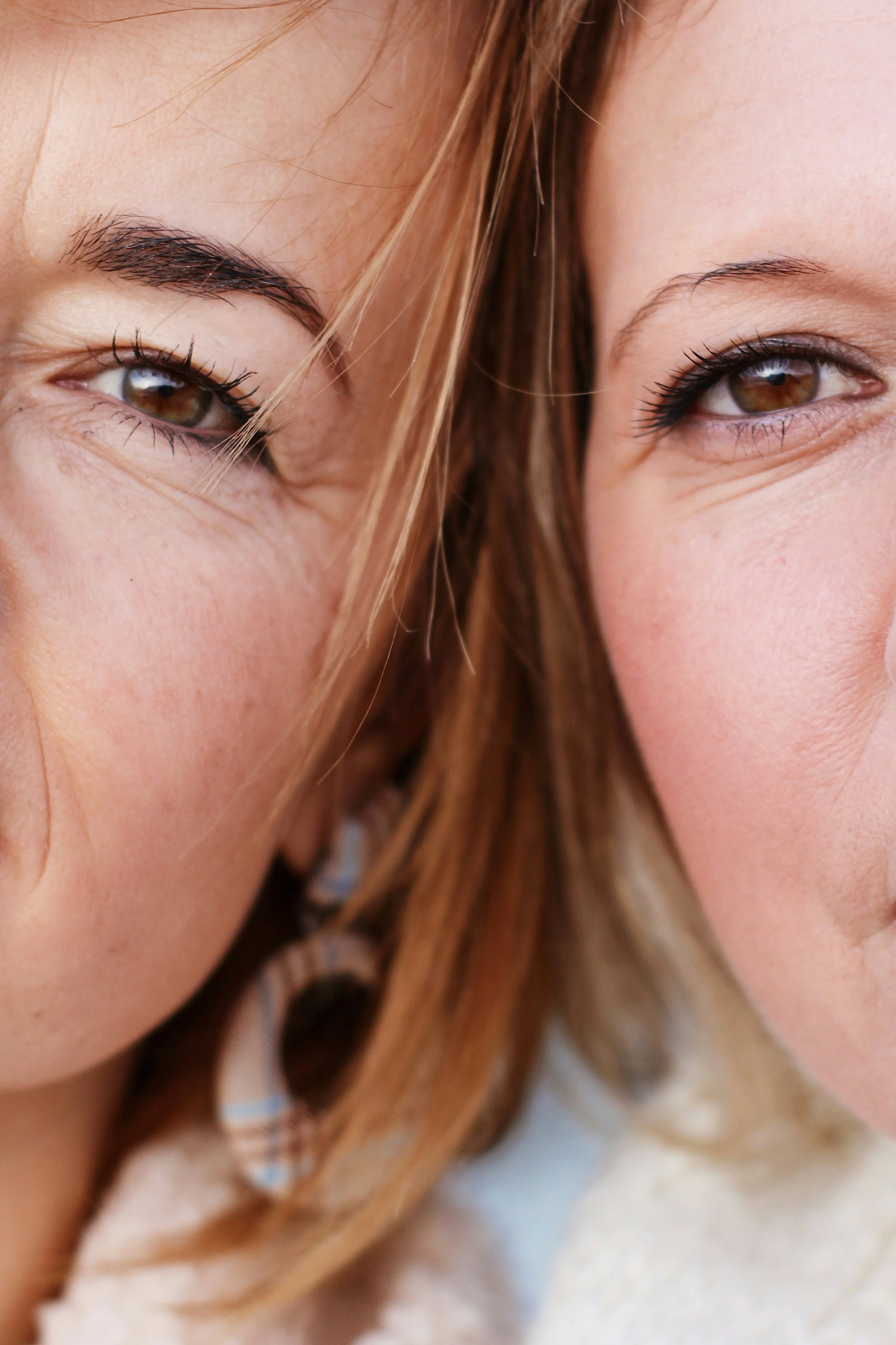 Zoom sur les yeux de deux personnes avec très peu de maquillage, mettant en valeur leurs cils et sourcils.