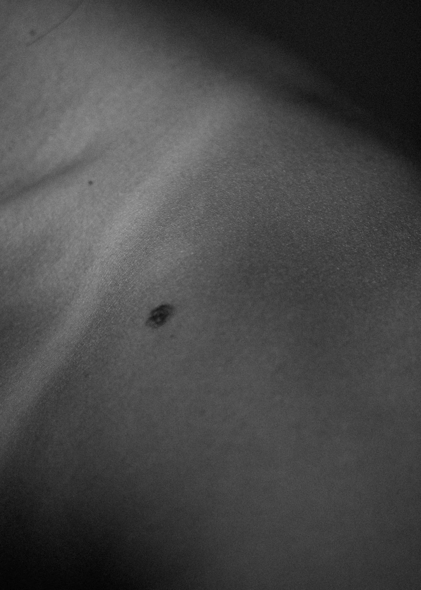 Une surface en métal avec une texture satinée, quelques petits pois et une ombre douce.