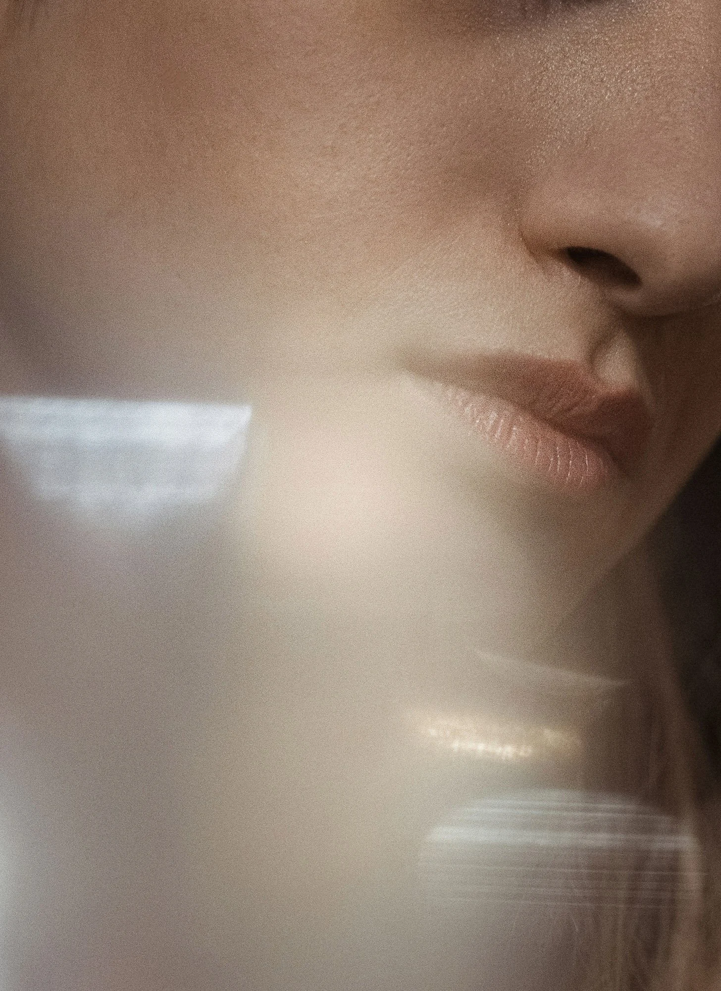 Gros plan d'un visage de bébé avec le nez et la bouche visibles, vue en mode très rapproché.