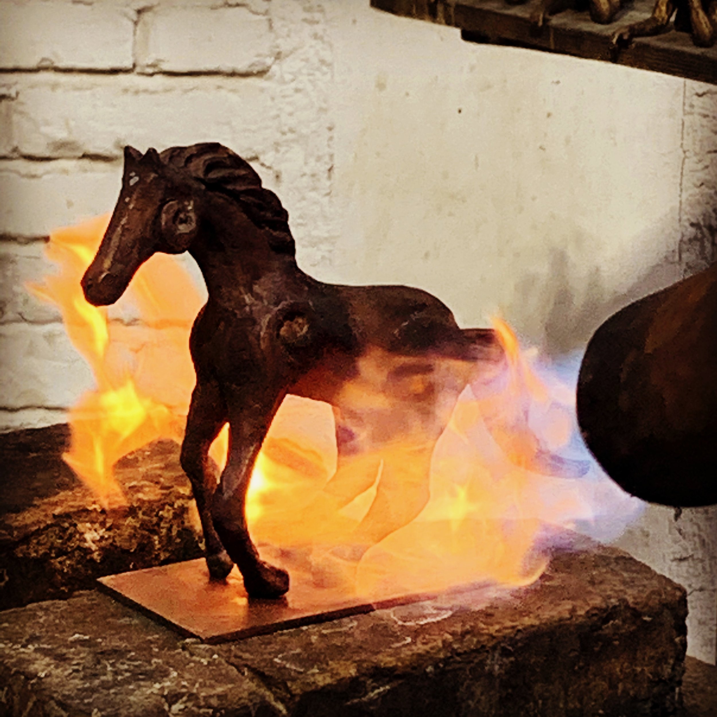 Statuetta di un cavallo di ferro immersa in fiamme
