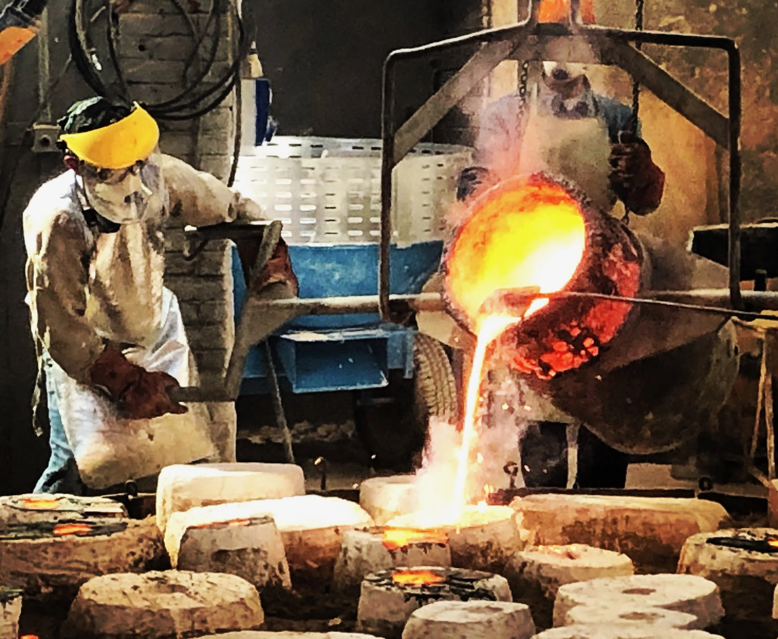 Operaio lavora nel processo di fusione del metallo in un forno a incandescenza, con uno scenario caldo e luminoso.