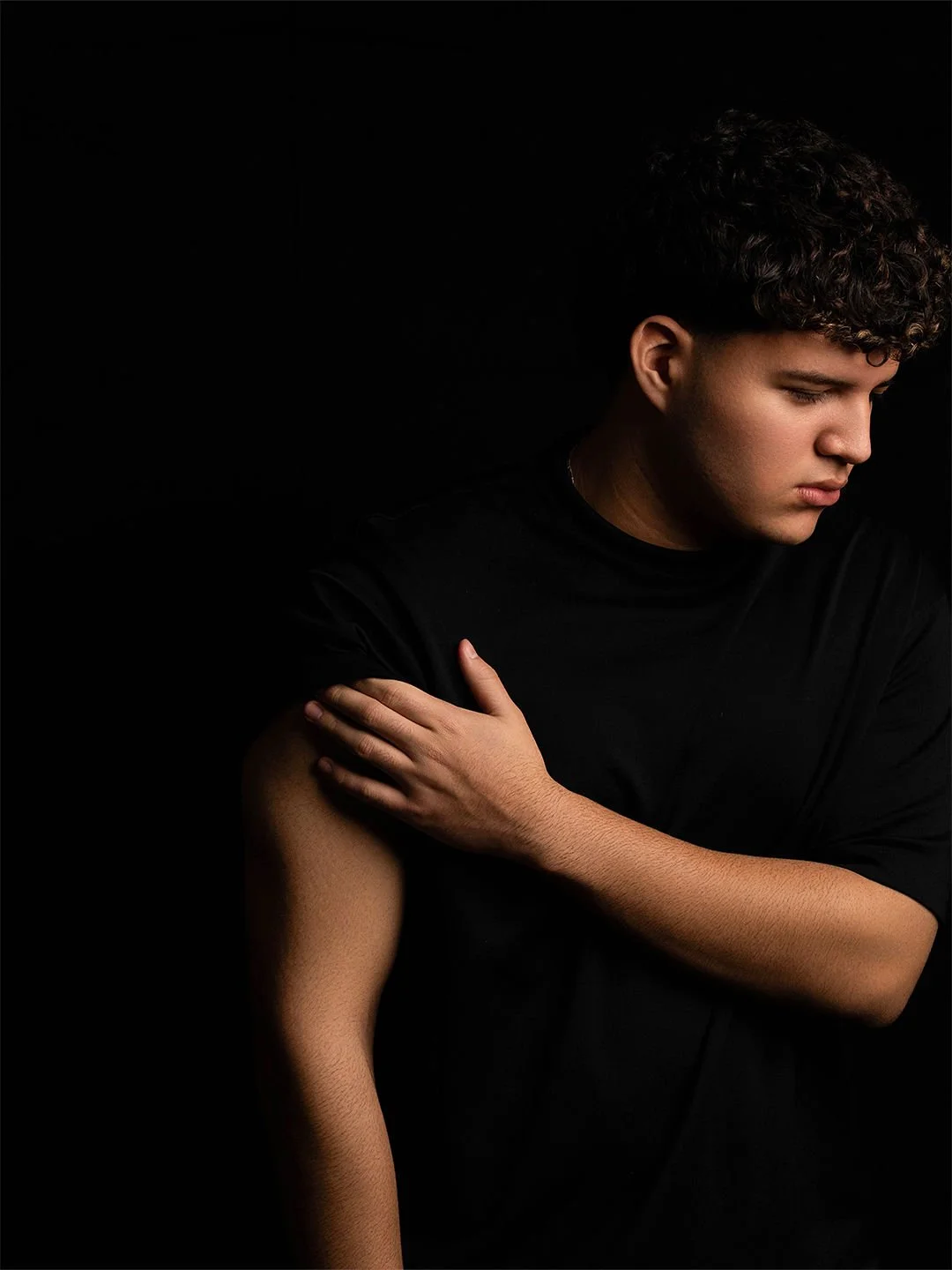 F-negro-brazo-en-hombro.jpg