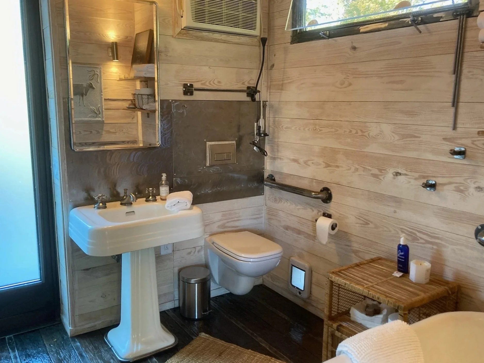 RuffwoodCountryClub_SchoolhouseCompound_HumpinToPlease_Bathroom02.jpg