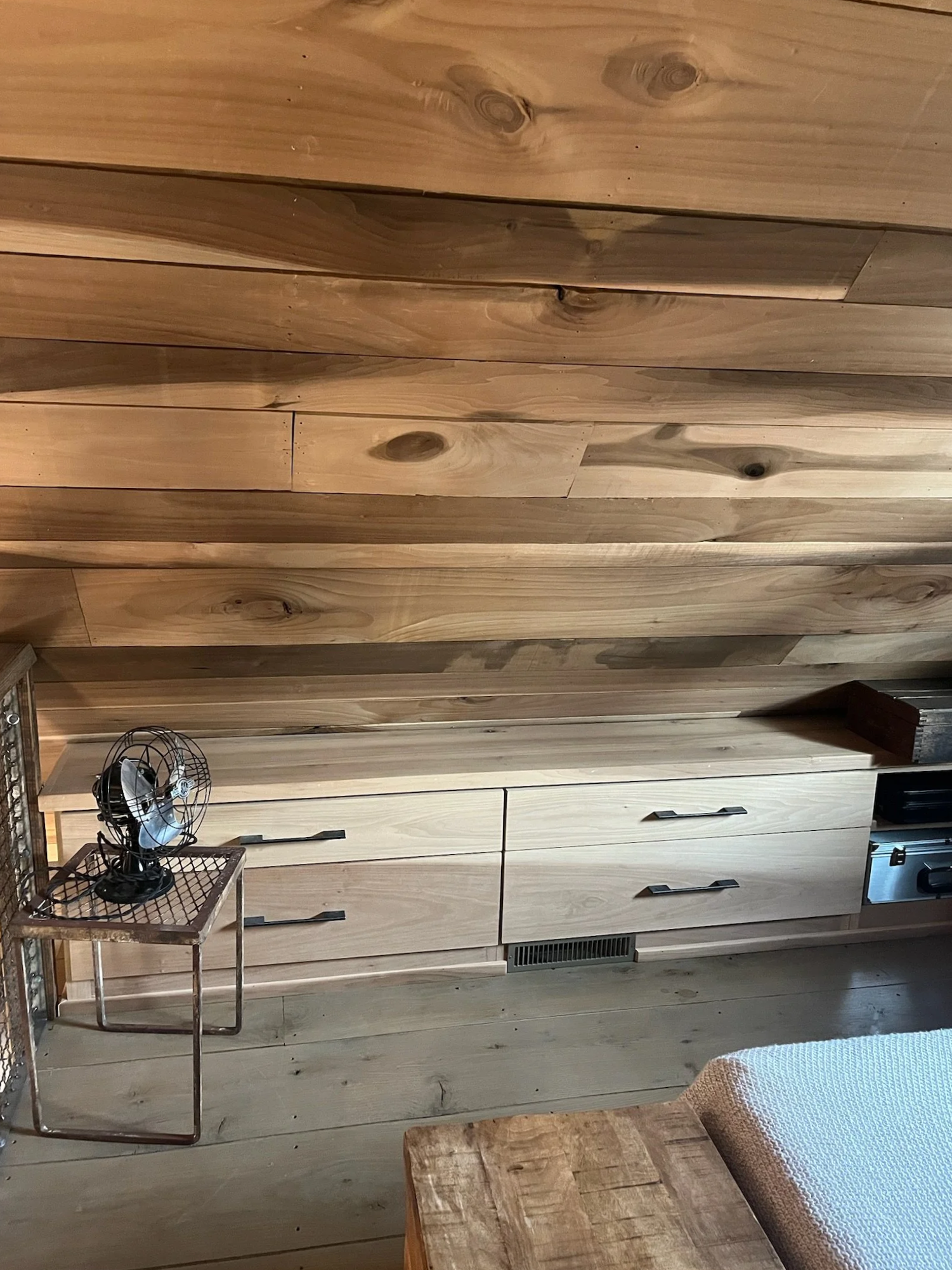 RuffwoodCountryClub_SchoolhouseCompound_Glamping_SchoolhouseLoftBedroom03.png