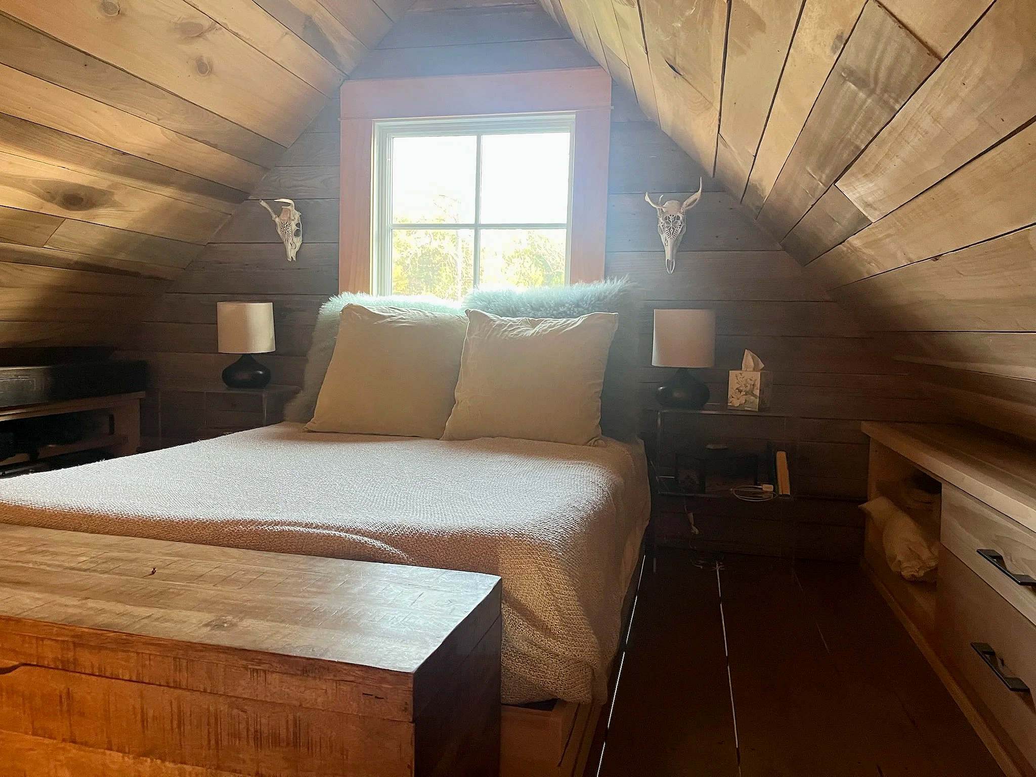 RuffwoodCountryClub_SchoolhouseCompound_Glamping_SchoolhouseLoftBedroom01.png