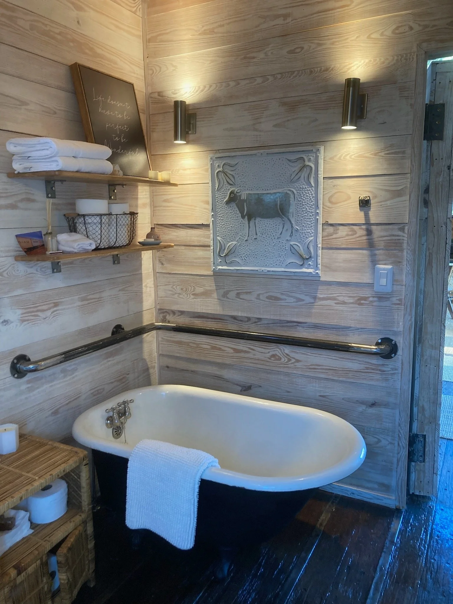 RuffwoodCountryClub_SchoolhouseCompound_HumpinToPlease_Bathroom03.jpeg