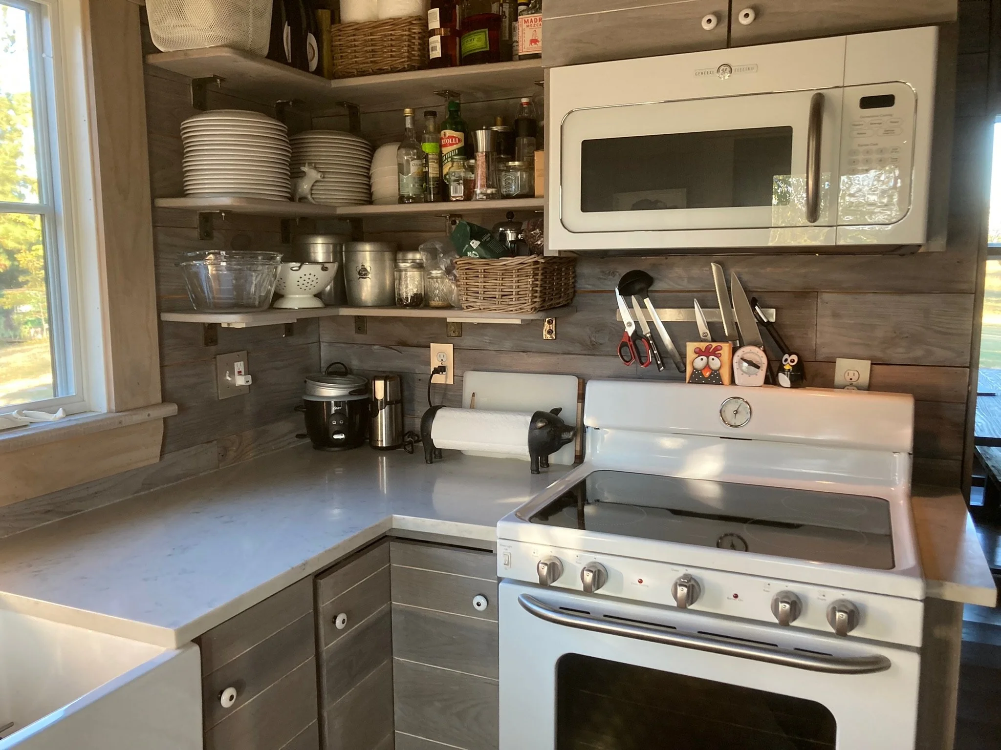 RuffwoodCountryClub_SchoolhouseCompound_IndoorKitchen01.jpeg
