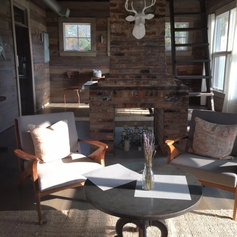 RuffwoodCountryClub_SchoolhouseCompound_SchoolhouseIndoorSeatingArea02.JPG
