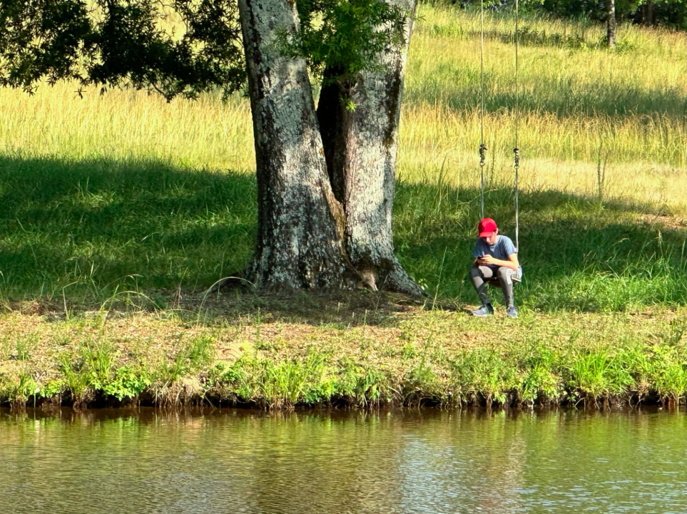 RuffwoodCountryClub_Camping_LakeSwing_NoDog.png