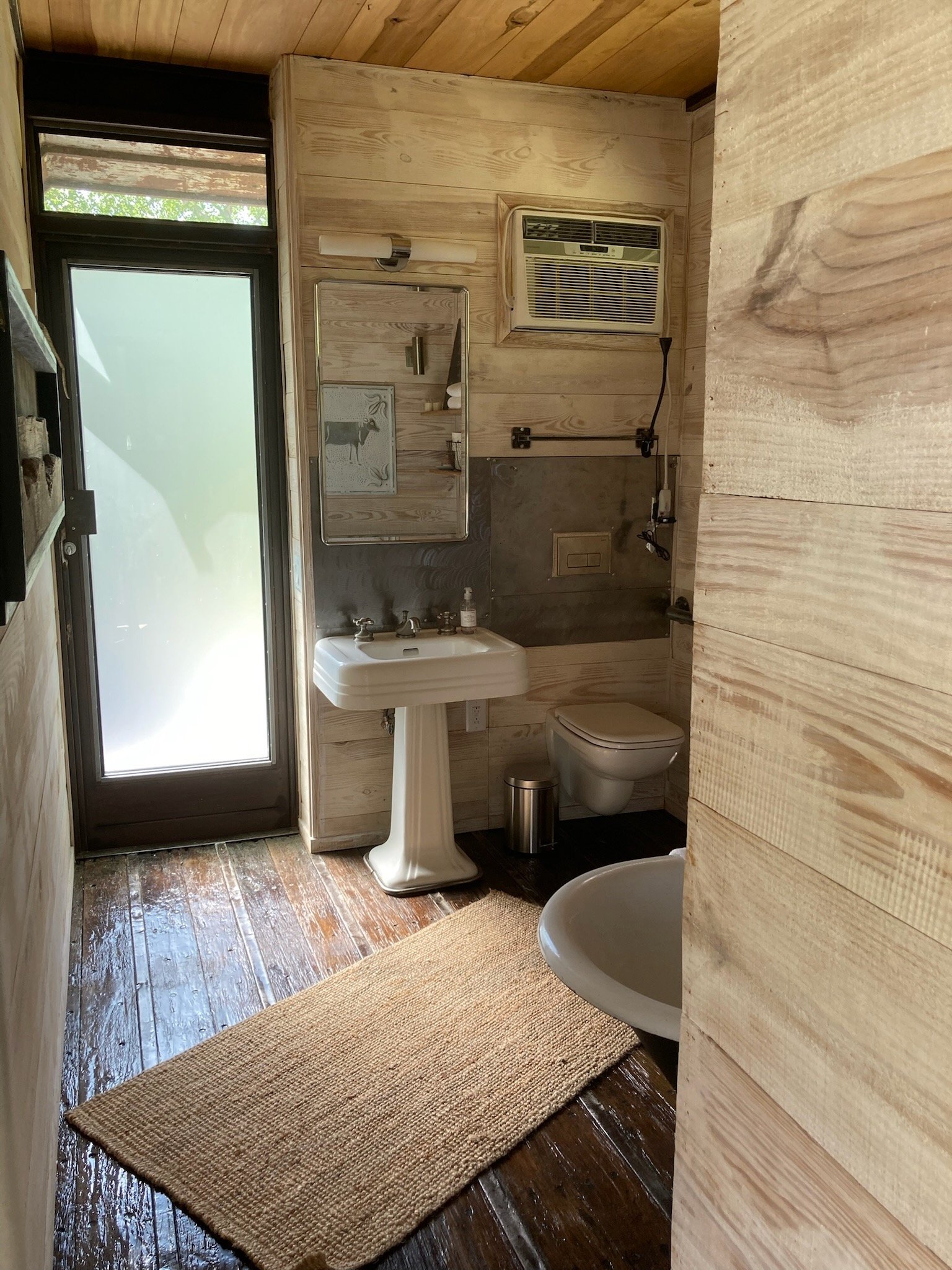 RuffwoodCountryClub_SchoolhouseCompound_HumpinToPlease_Bathroom01.jpeg