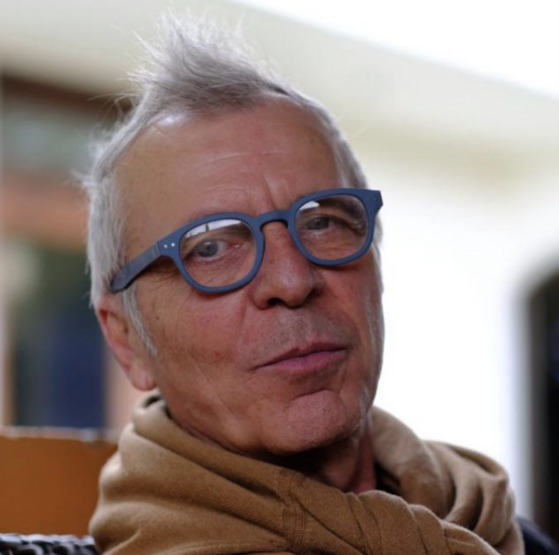 Walter, profesor nativo de italiano con décadas de experiencia académica, sonriendo y listo para impartir clases de idiomas online.