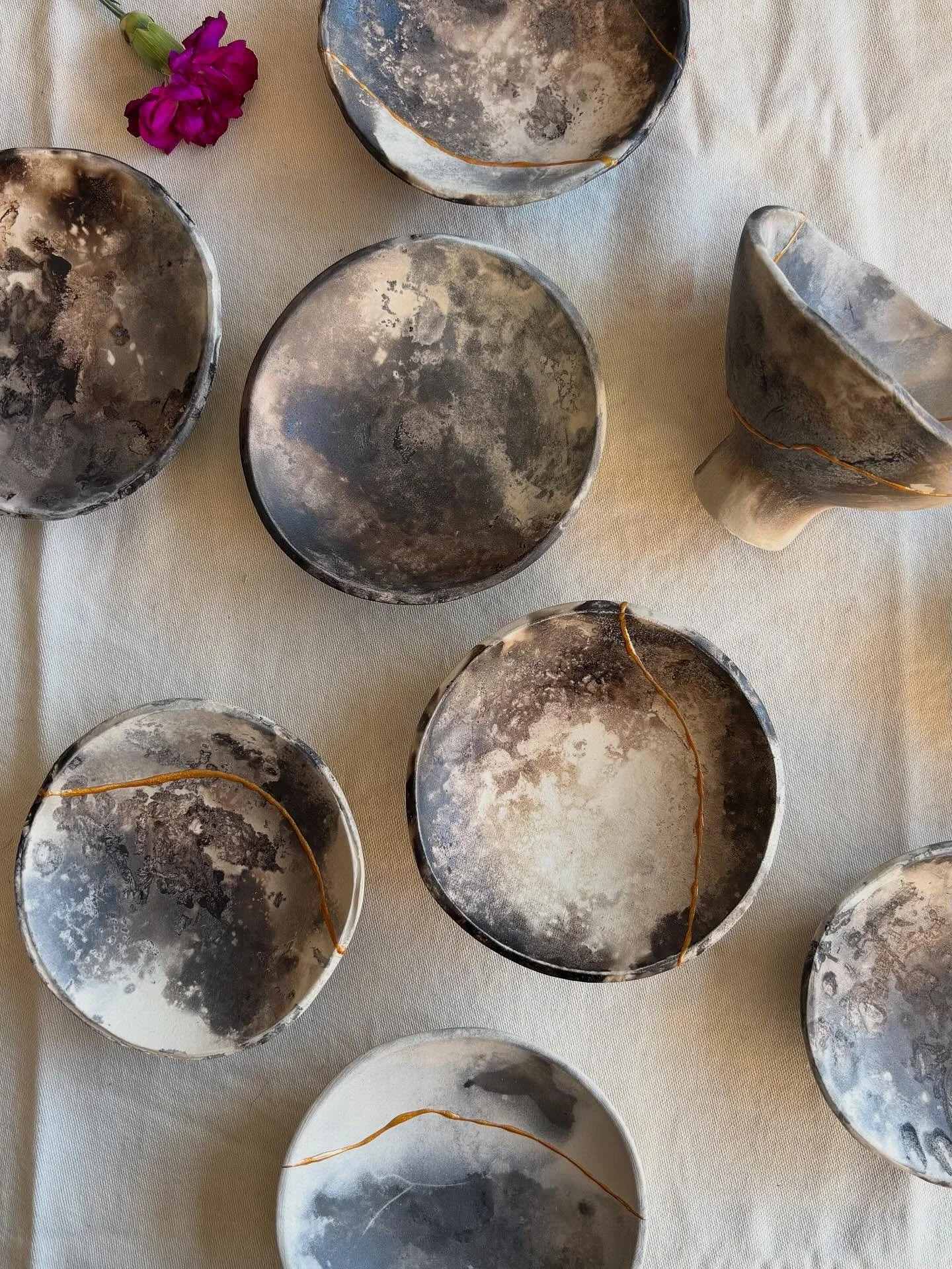 Did my first saggar firing in 4 years the other day 🔥 These are just some of the jewellery dishes that came out. I used seaweed collected from a nearby beach and some daffodils, all layered up with wood shavings and kindling. Lots of gorgeous planet