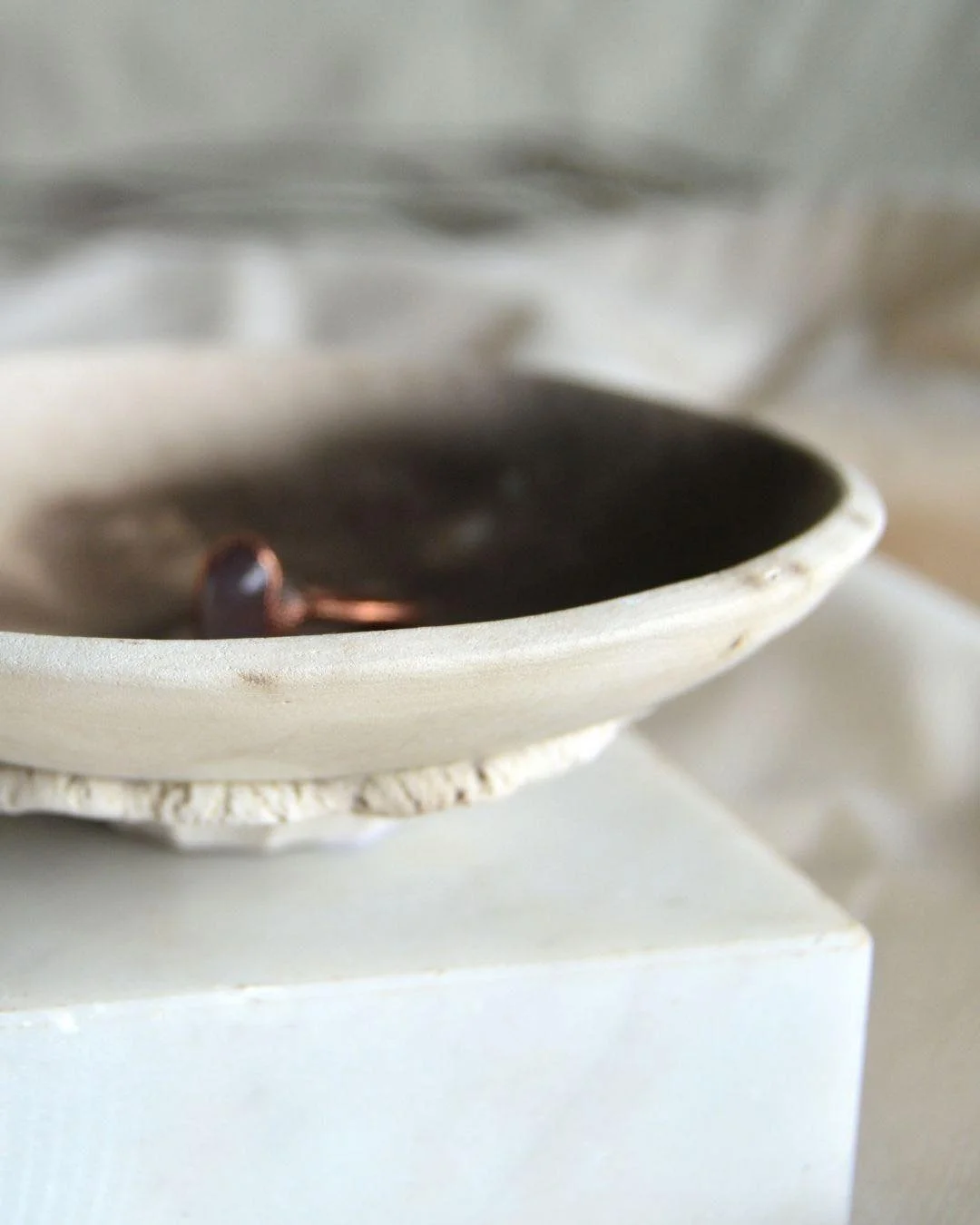 Looking at the edge of this Callisto dish has me reflecting on my process 🛠 These pieces started as discs cut from clay that were draped over moulds to firm up before I attached the bases. I then refined the edges with wire wool to slightly soften t