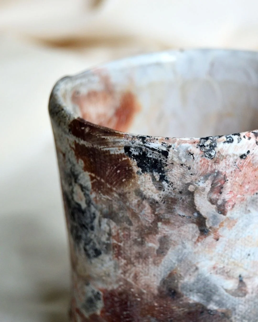 Smoky details 🔥
.
.
.
.
.
#smokefiredpottery #alternativefiring #iloveclay #smokefiredceramics #handmadeceramics #inspiredbynature #ceramique #mugshot #details #texture #handbuilt #ceramiccups #favouritecup #ceramictumbler #keramiek #saggarfiring