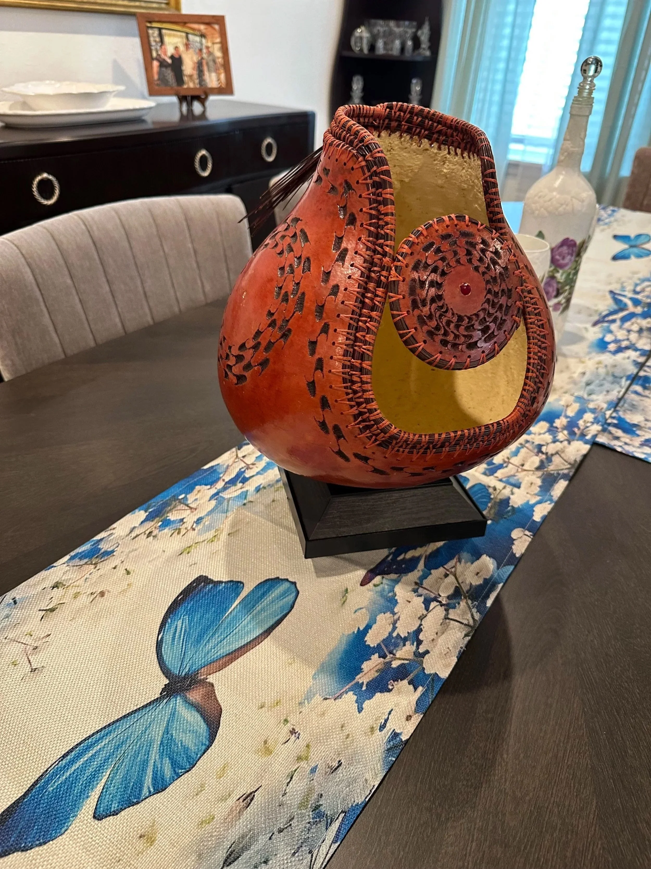 Gourd vase upright