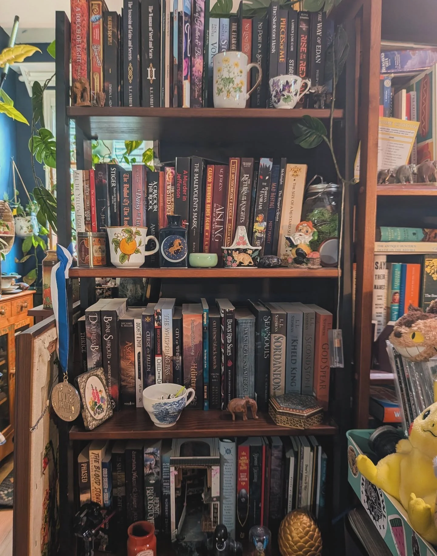 It's #indieapril, so here's a shelf of some physical #indiebooks. Do you see any you recognize? 

#bookshelf #bookstagram #shelfie