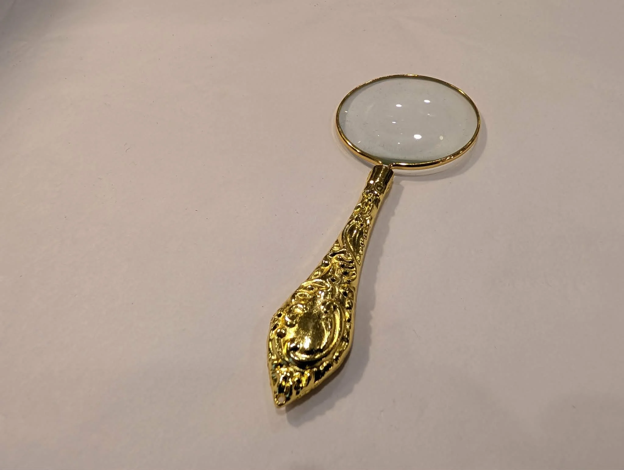 Vintage style Gold Ornate Magnifying Glass (sml)