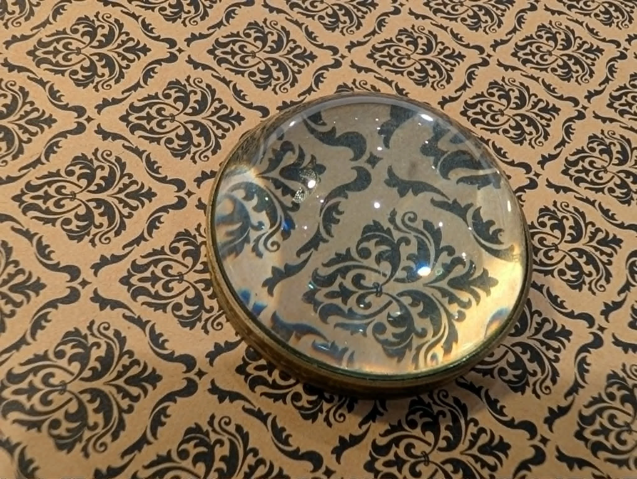 Vintage style Lens Map Reader