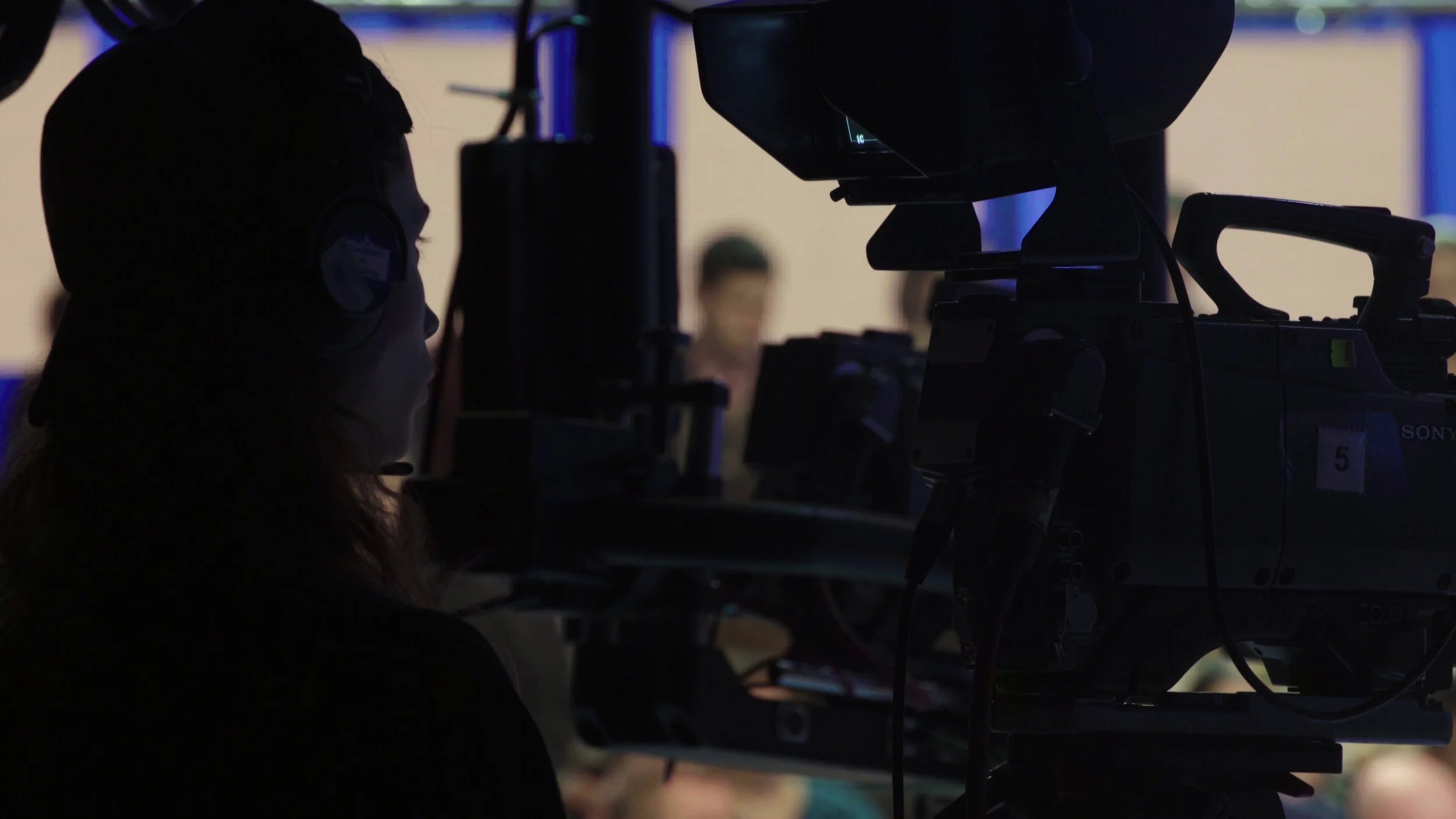 cameraman-with-camera-in-tv-studio-during-tv-recording-SBI-351278545.jpg