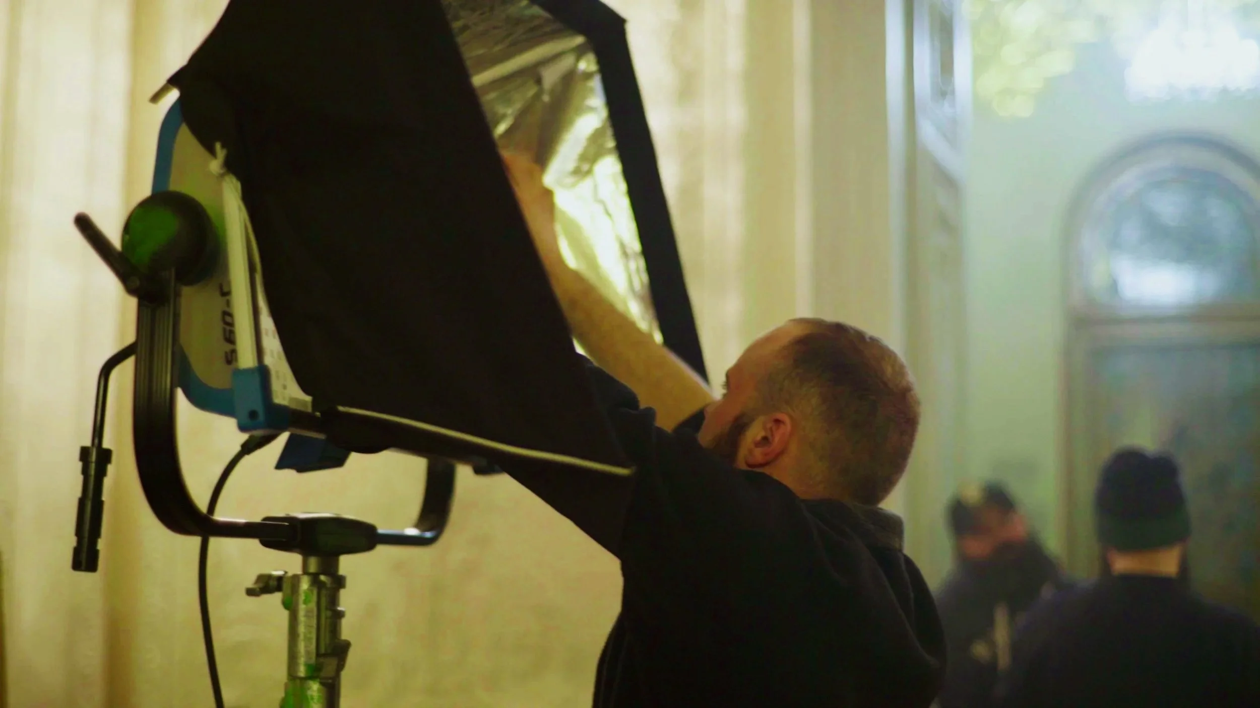 lighting-on-the-set-of-the-film-during-filming-filmmaking-shooting-SBI-351309059.jpg