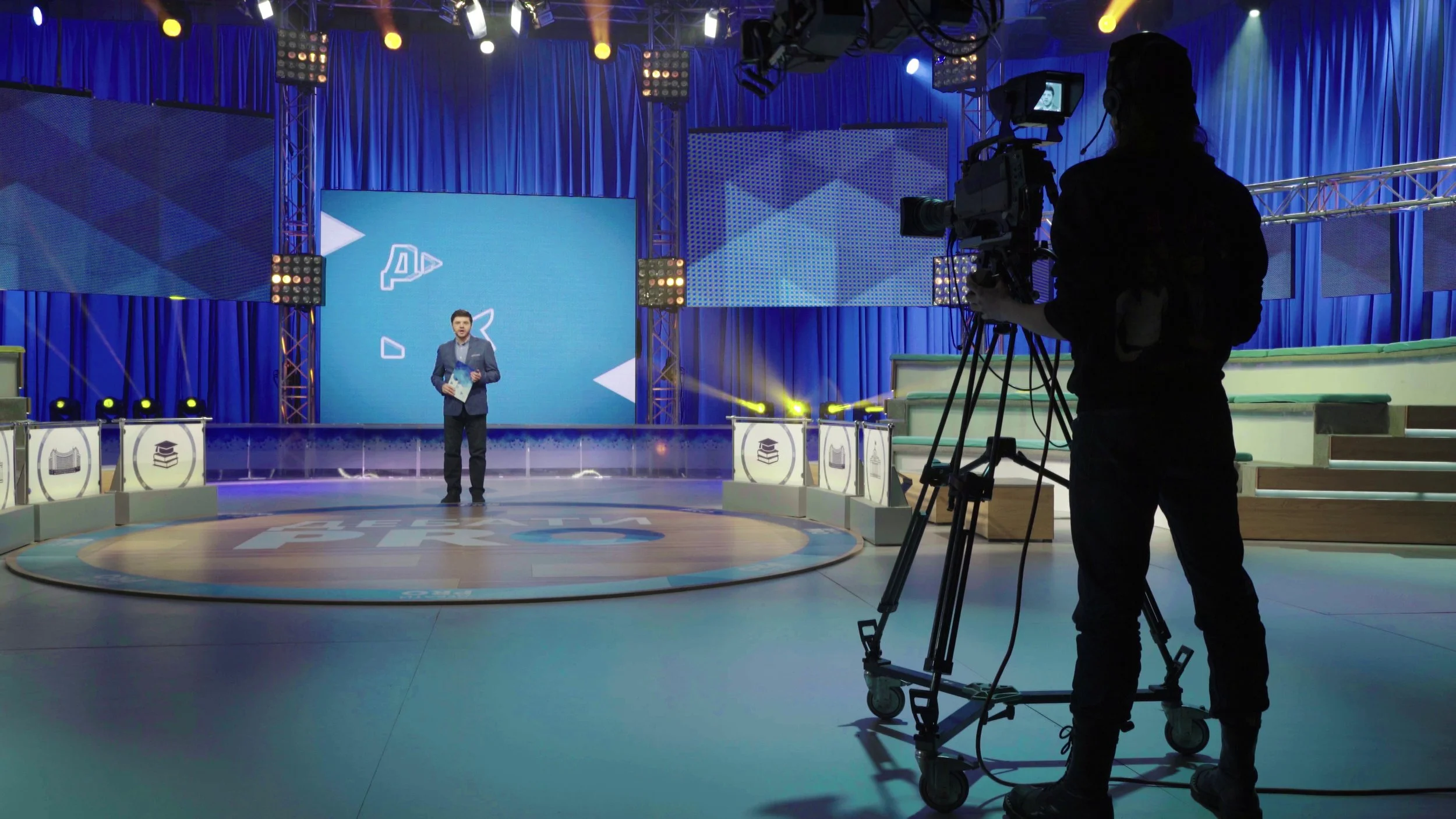 cameraman-with-camera-in-tv-studio-during-tv-recording-SBI-351511638.jpg