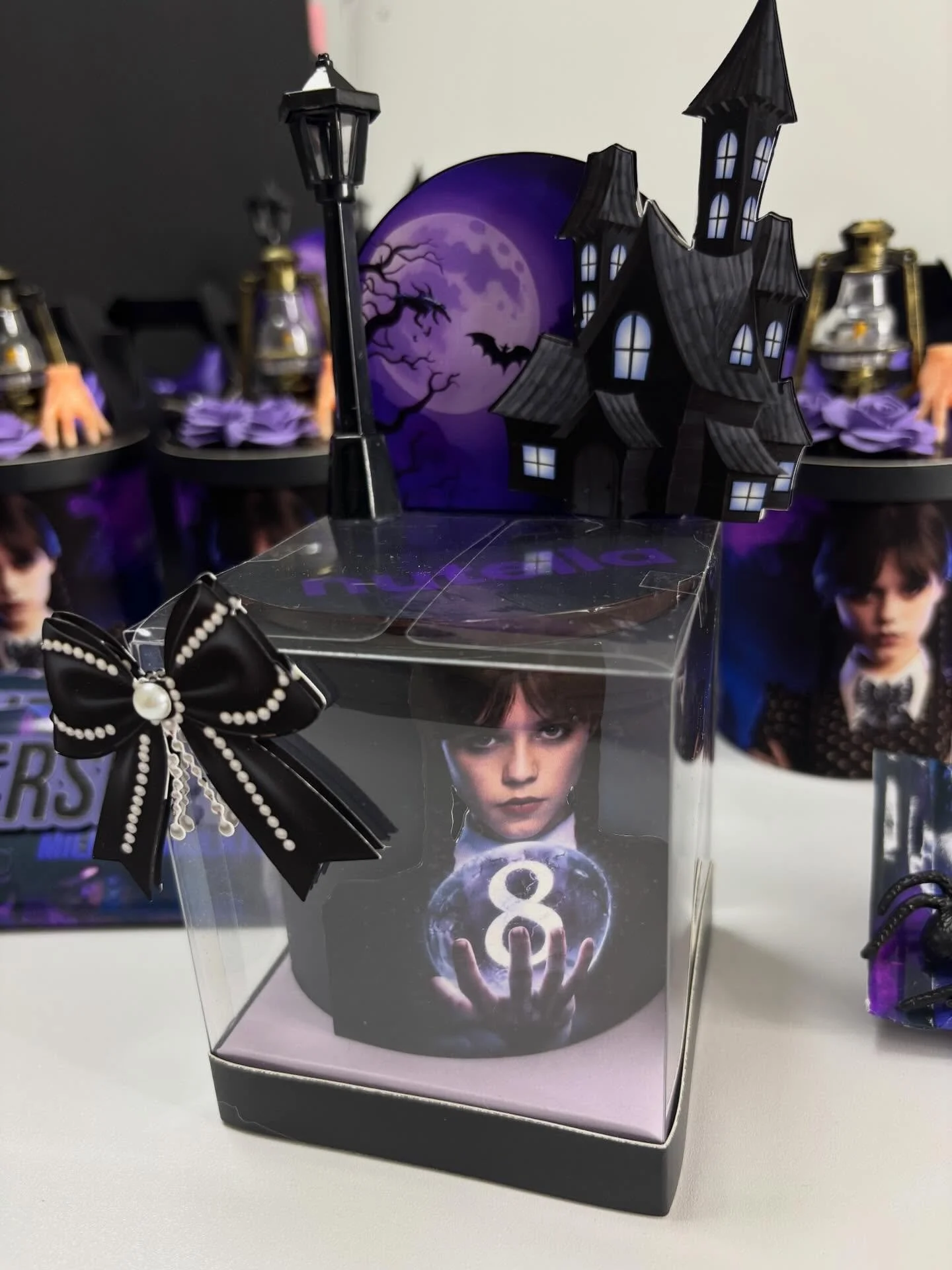 Las Nutella&rsquo;s con mas estilo 🩷❤️

Descubre la elegancia g&oacute;tica en cada bocado. &iexcl;Un reempaque que encanta!

#Nutella #WednesdayAddams #LazosBoutique