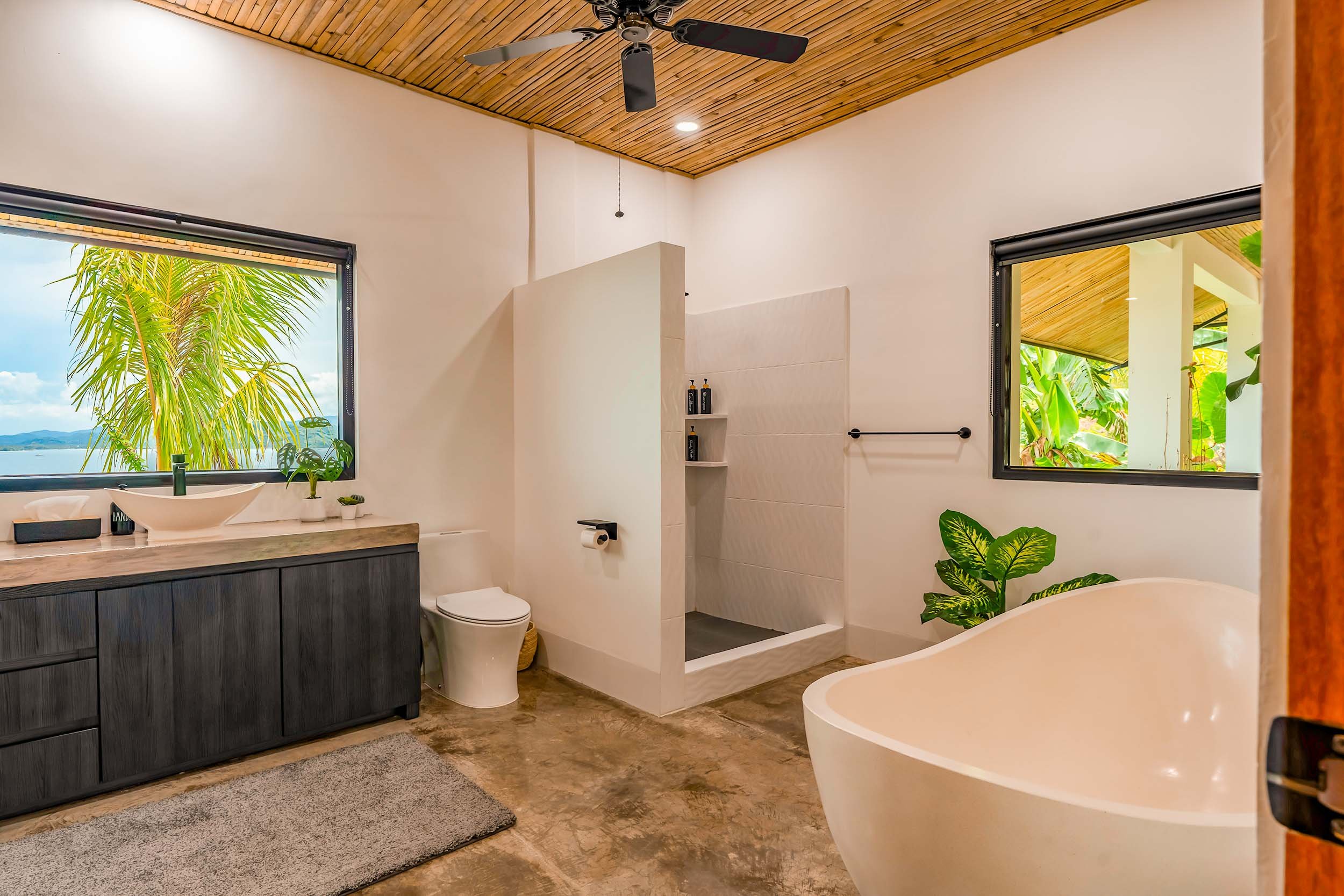 Pinnacle-Villa-Lombok-Main-Bathroom-2.jpg