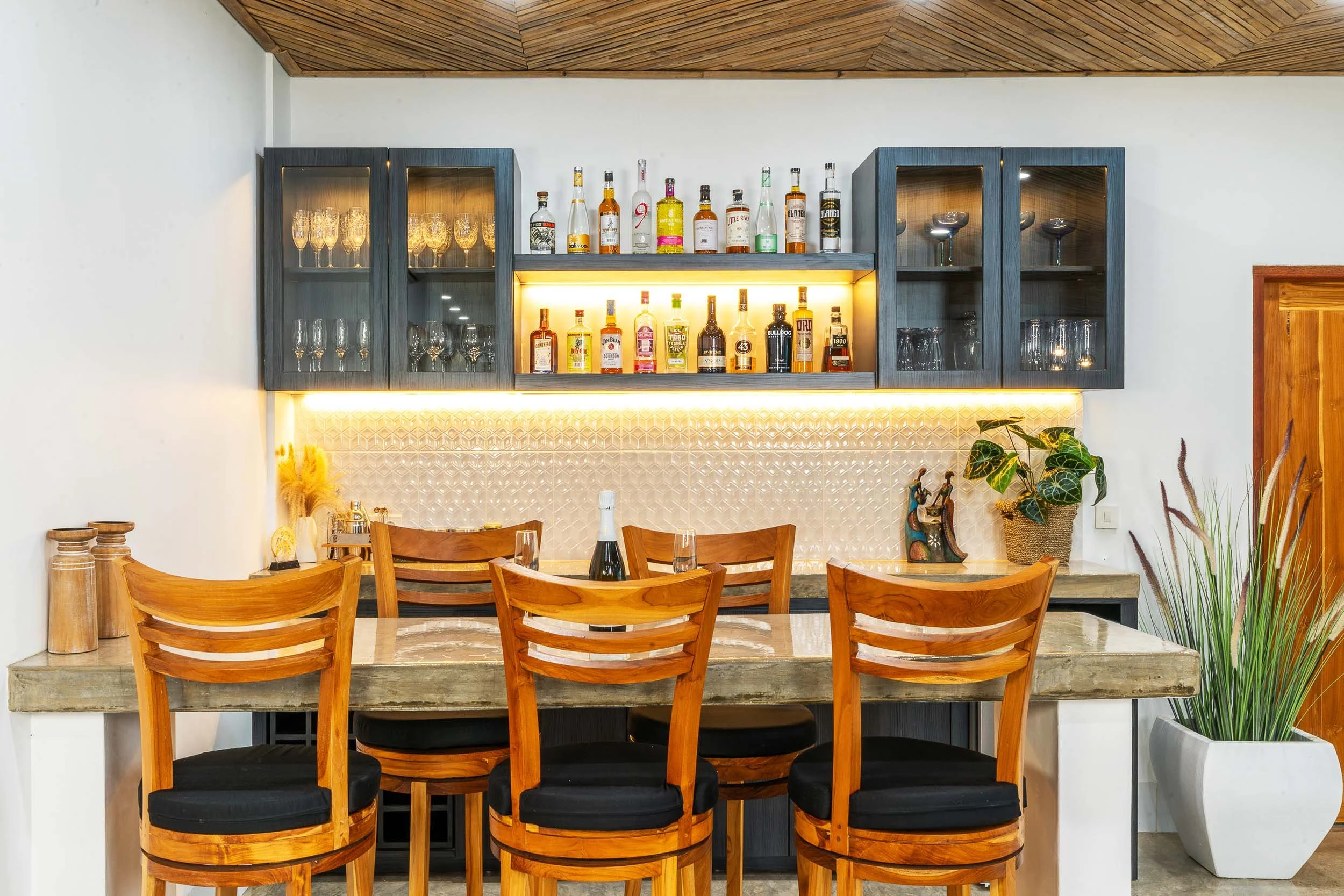 Pinnacle-Villa-Lombok-Bar-4.jpg