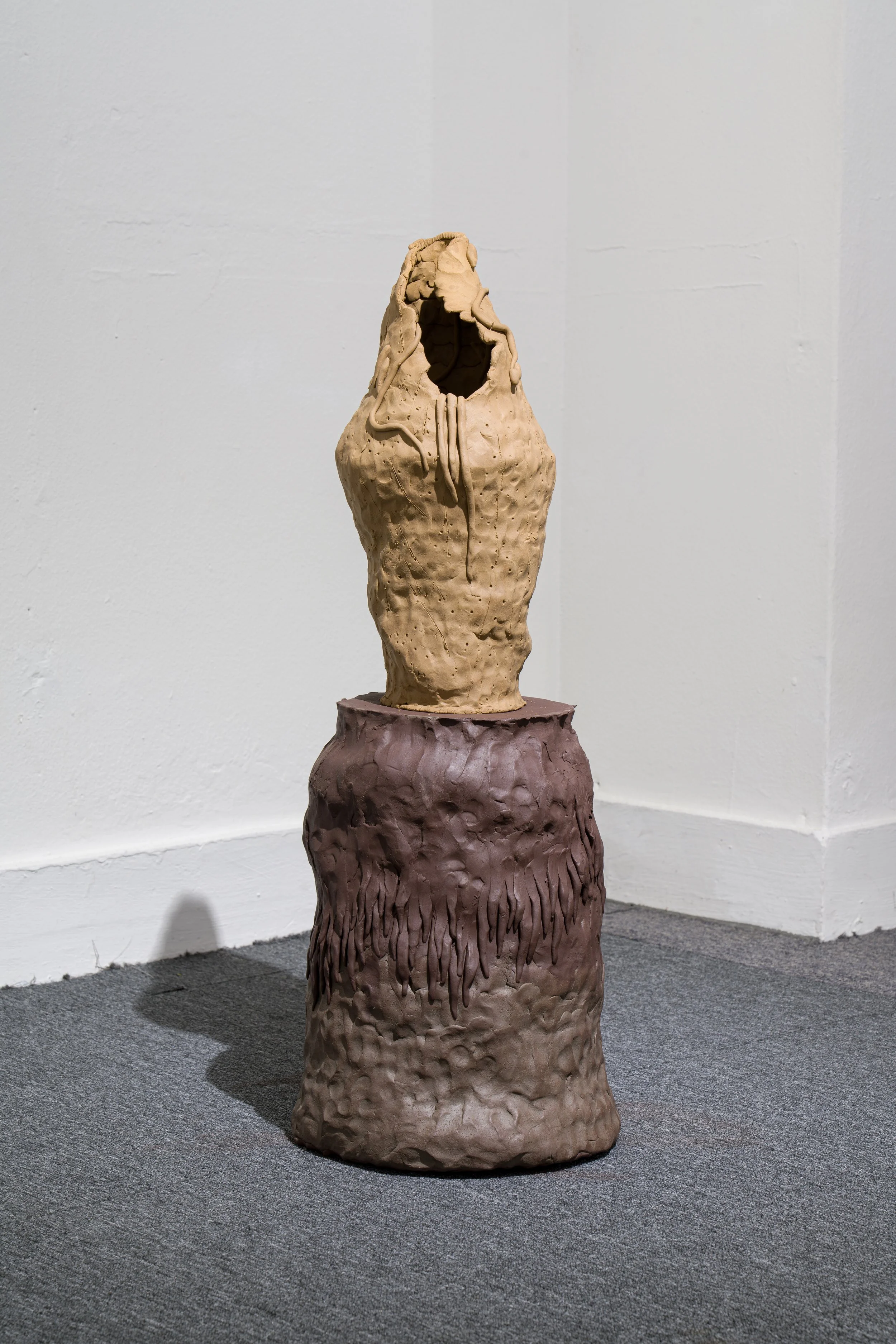 꾸물꾸물. 2023, 굽지 않은 도자 점토. 720x260x260mm.jpg