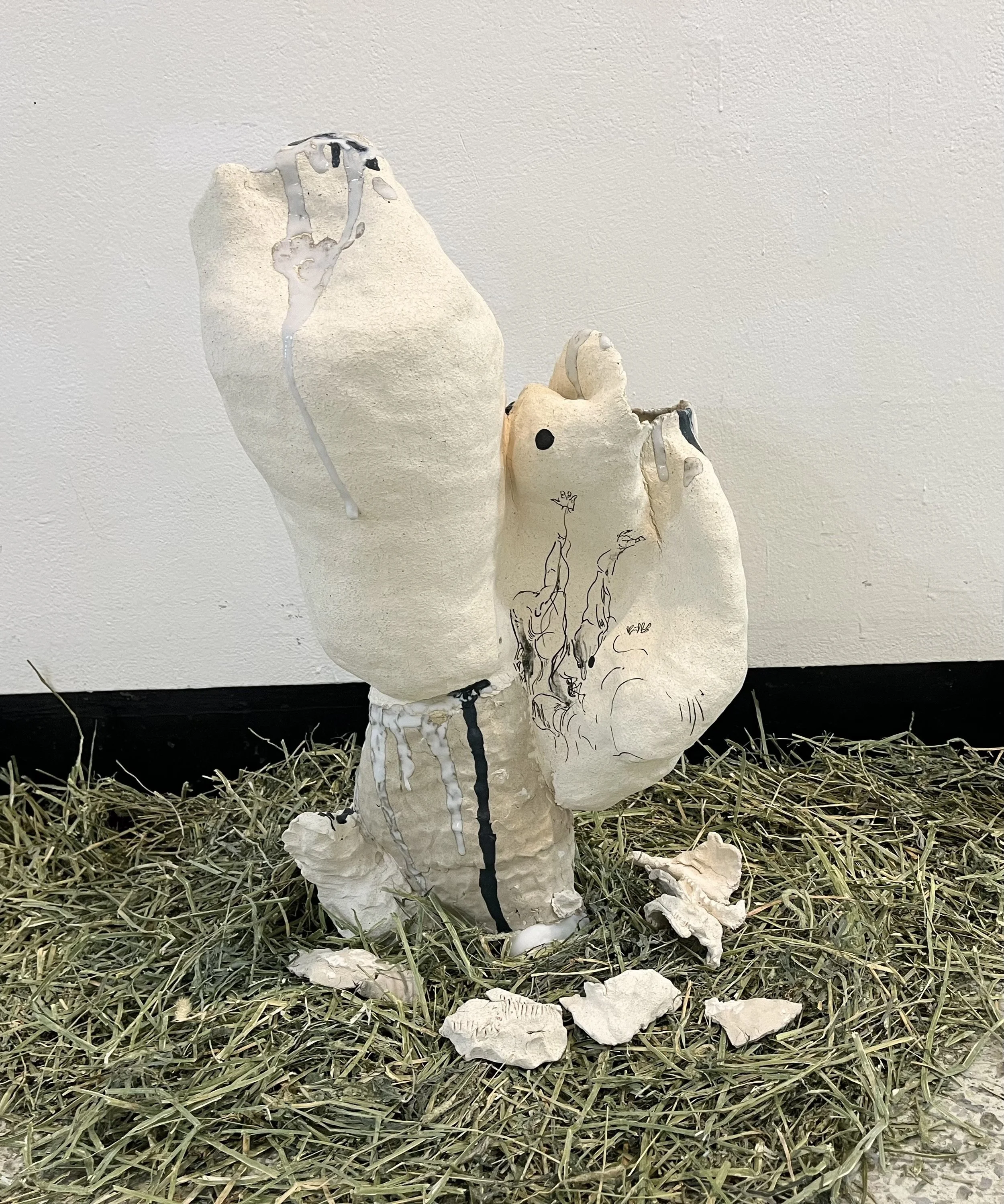 나무와 (벌레)집. 2022, 점토에 안료, 폴리모프. 600x530x410mm.jpeg