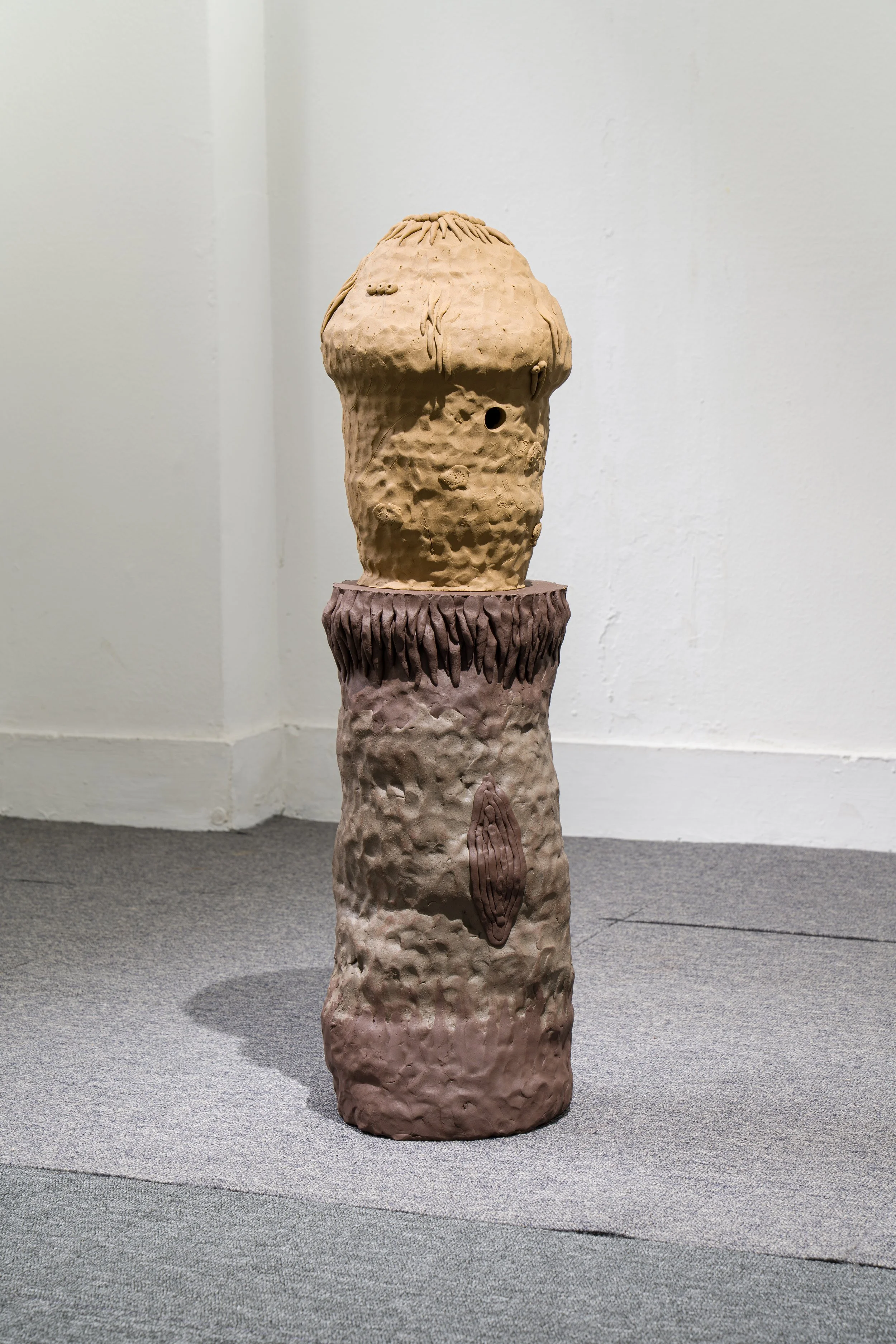 꾸물꾸물. 2023, 굽지 않은 도자 점토. 730x210x210mm.jpg