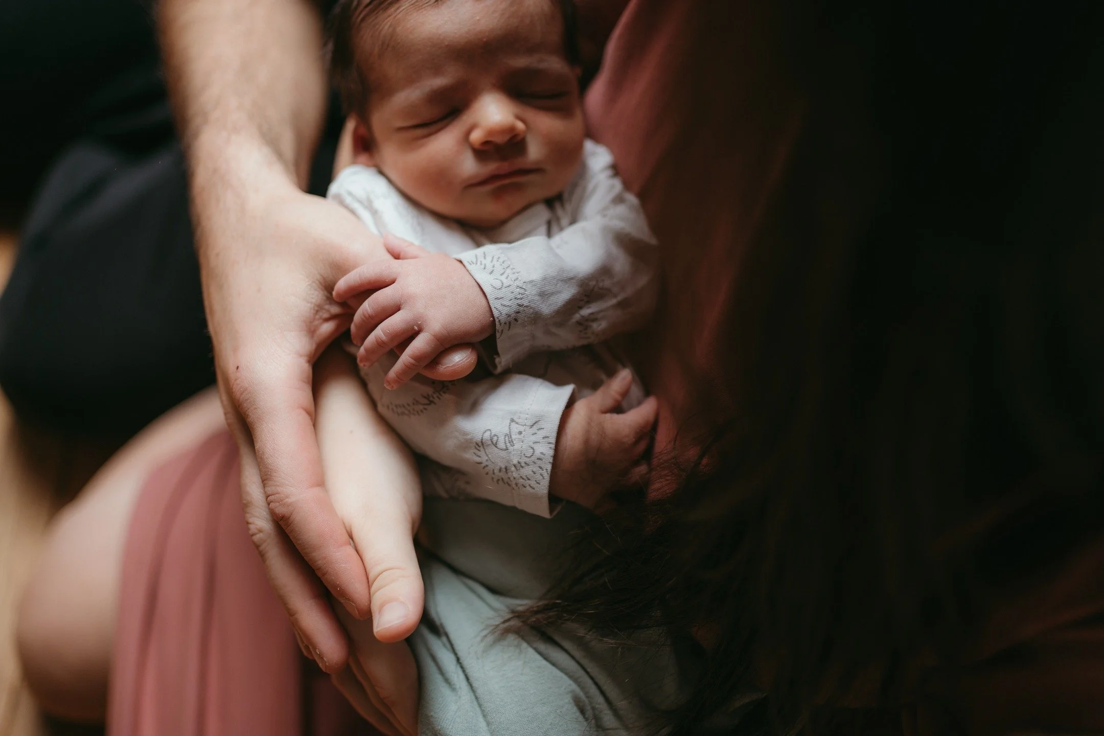 Domov m&aacute; v prvn&iacute;ch dnech zvl&aacute;&scaron;tn&iacute; klid, jako by se v&scaron;echno na chv&iacute;li přizpůsobilo rytmu jednoho mal&eacute;ho člov&iacute;čka. Svět je pomalej&scaron;&iacute;, měkč&iacute;, ti&scaron;&scaron;&iacute;.
