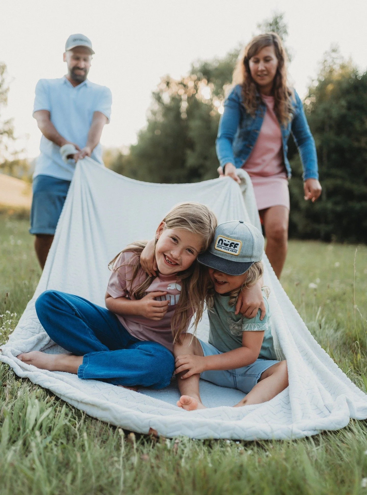 &bdquo;Moje děti se fotit nechtěj&iacute;.&ldquo;
Sly&scaron;&iacute;m to často. A v&iacute;te co? To vůbec nevad&iacute;. 🙂
Nemus&iacute; p&oacute;zovat, st&aacute;t rovně ani se sm&aacute;t na povel.
Stač&iacute;, když jsou sami sebou..
Vymysl&iac