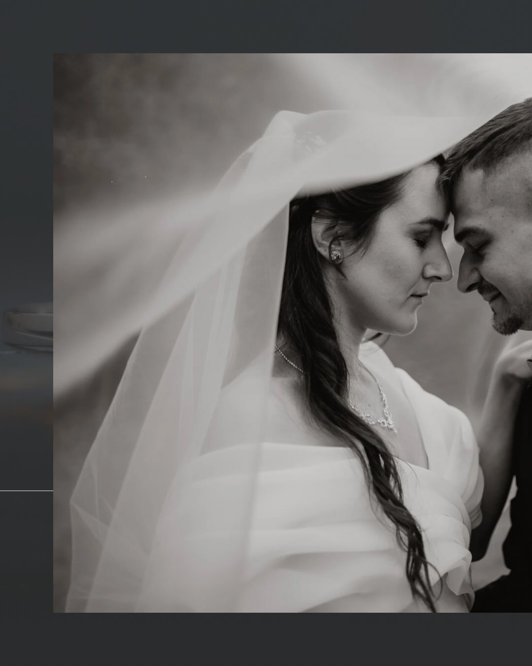 Svatba nen&iacute; m&oacute;dn&iacute; editorial, je to smr&scaron;ť emoc&iacute;. Miluju ty vteřiny, kdy zapomenete, že tam jsem. Ten neř&iacute;zen&yacute; sm&iacute;ch, rozcuchan&eacute; vlasy od větru a upř&iacute;mn&aacute; objet&iacute;.#
Pr&aa