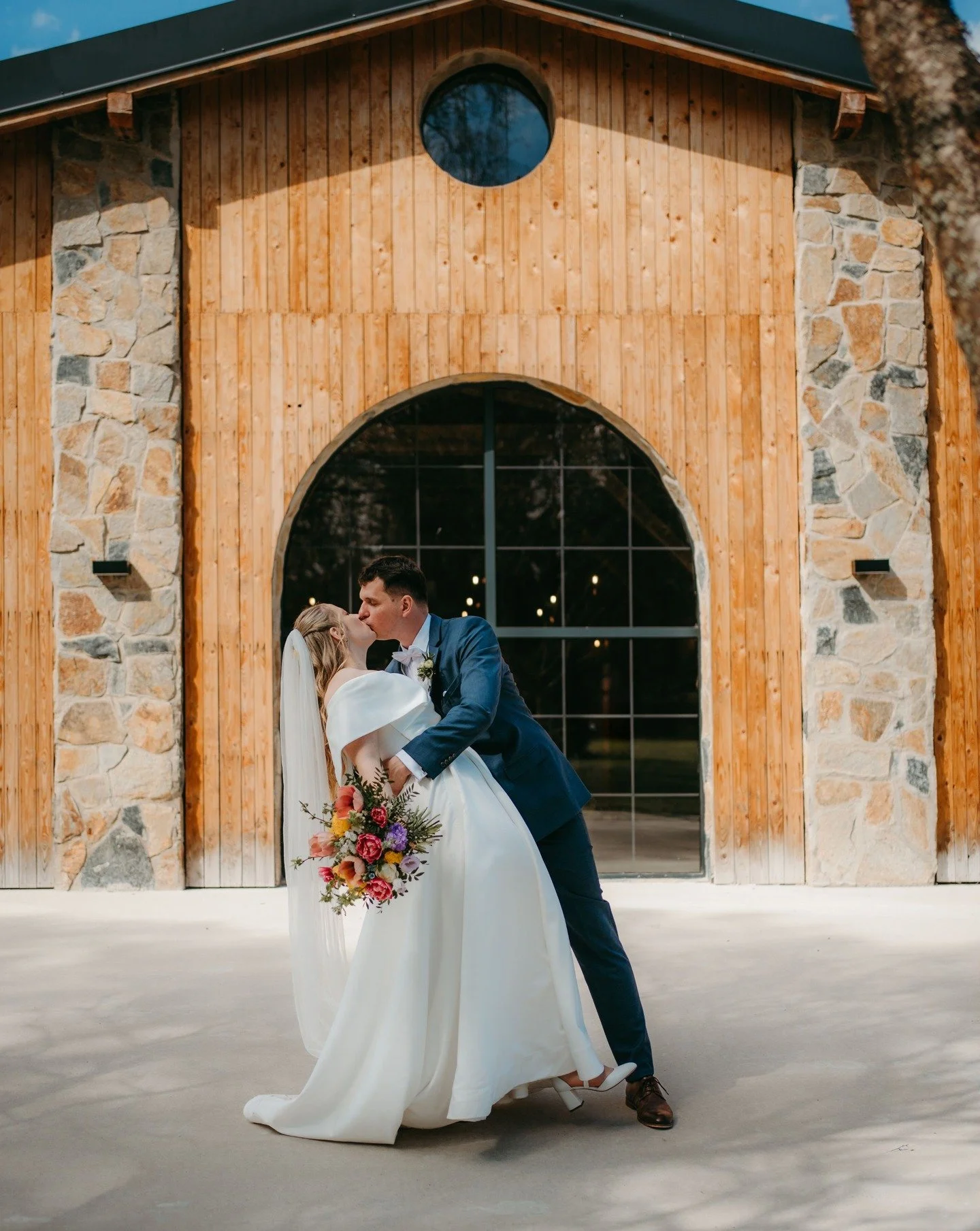N&aacute;dhern&aacute; svatba na kr&aacute;sn&eacute;m m&iacute;stě ❤️ Radost, že jsem mohla b&yacute;t s foť&aacute;kem u toho ❤️

#svatba #svatebnifotograf #stodolaborohradek #nikolafotografka #wedding #weddingday