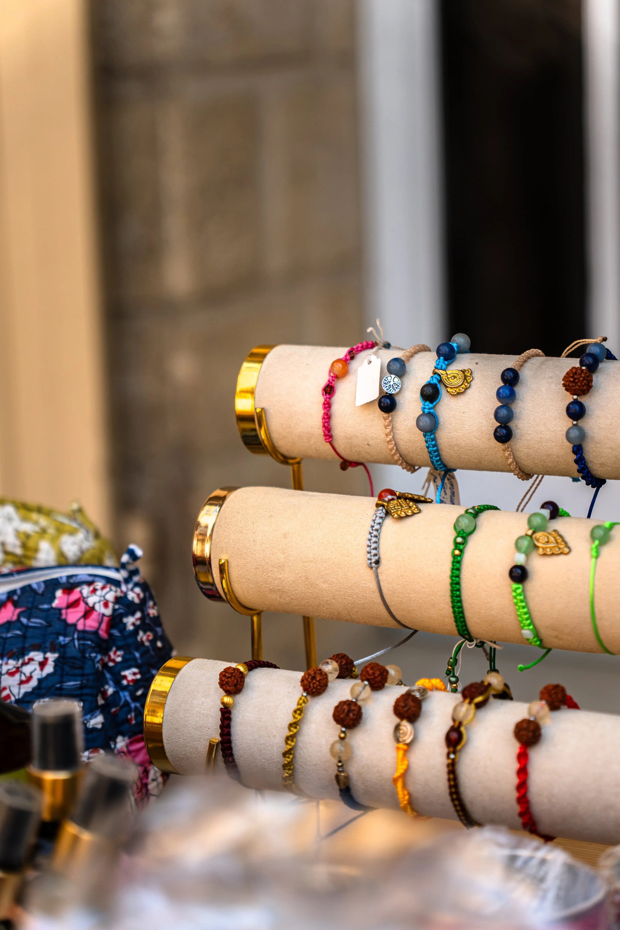 Photographie de produits et accessoires exposés dans l’espace ayurvédique.