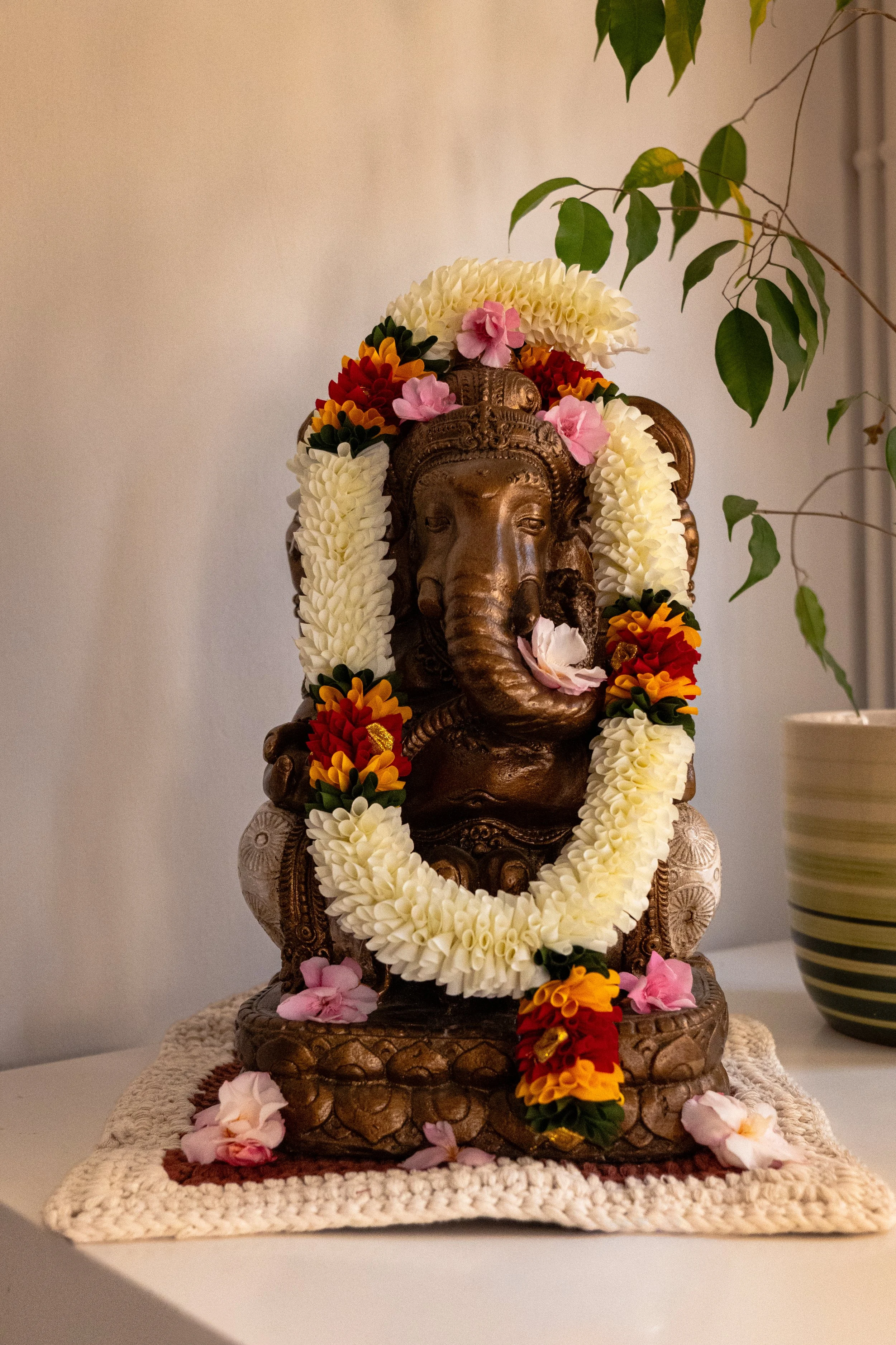 Décoration florale et spirituelle photographiée dans l’espace bien-être.