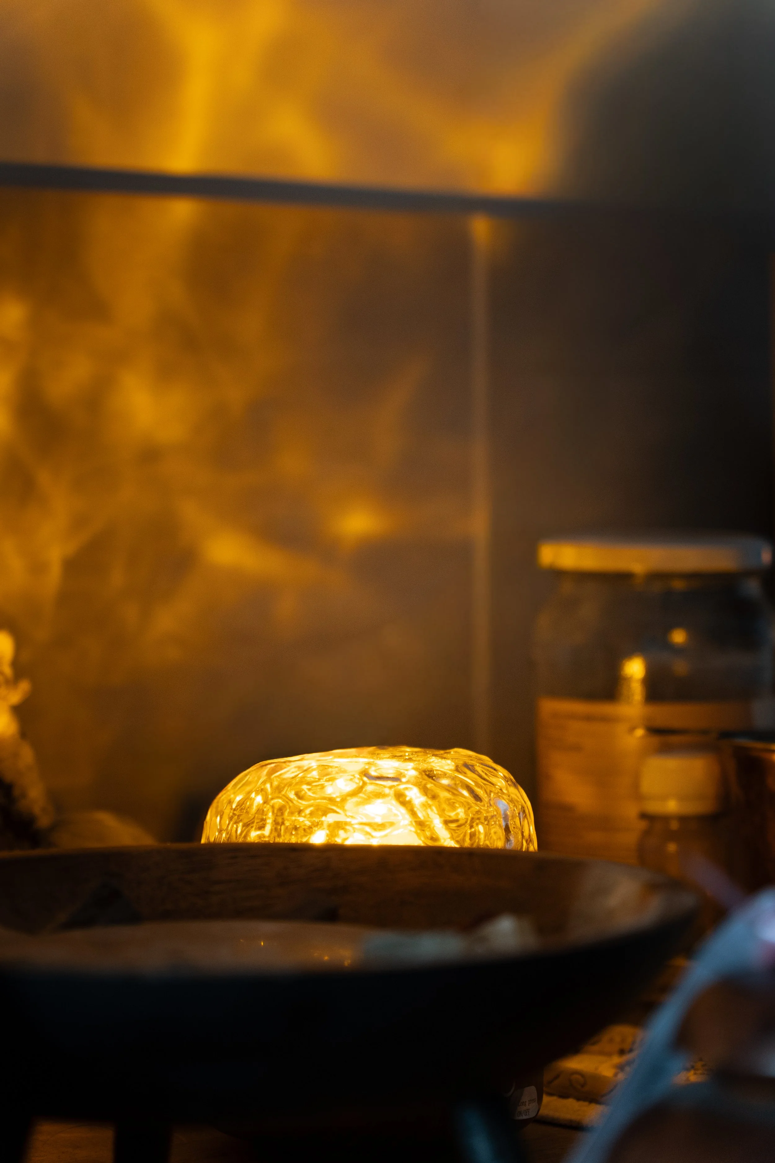 Ambiance tamisée et lumière chaleureuse dans l’espace bien-être.