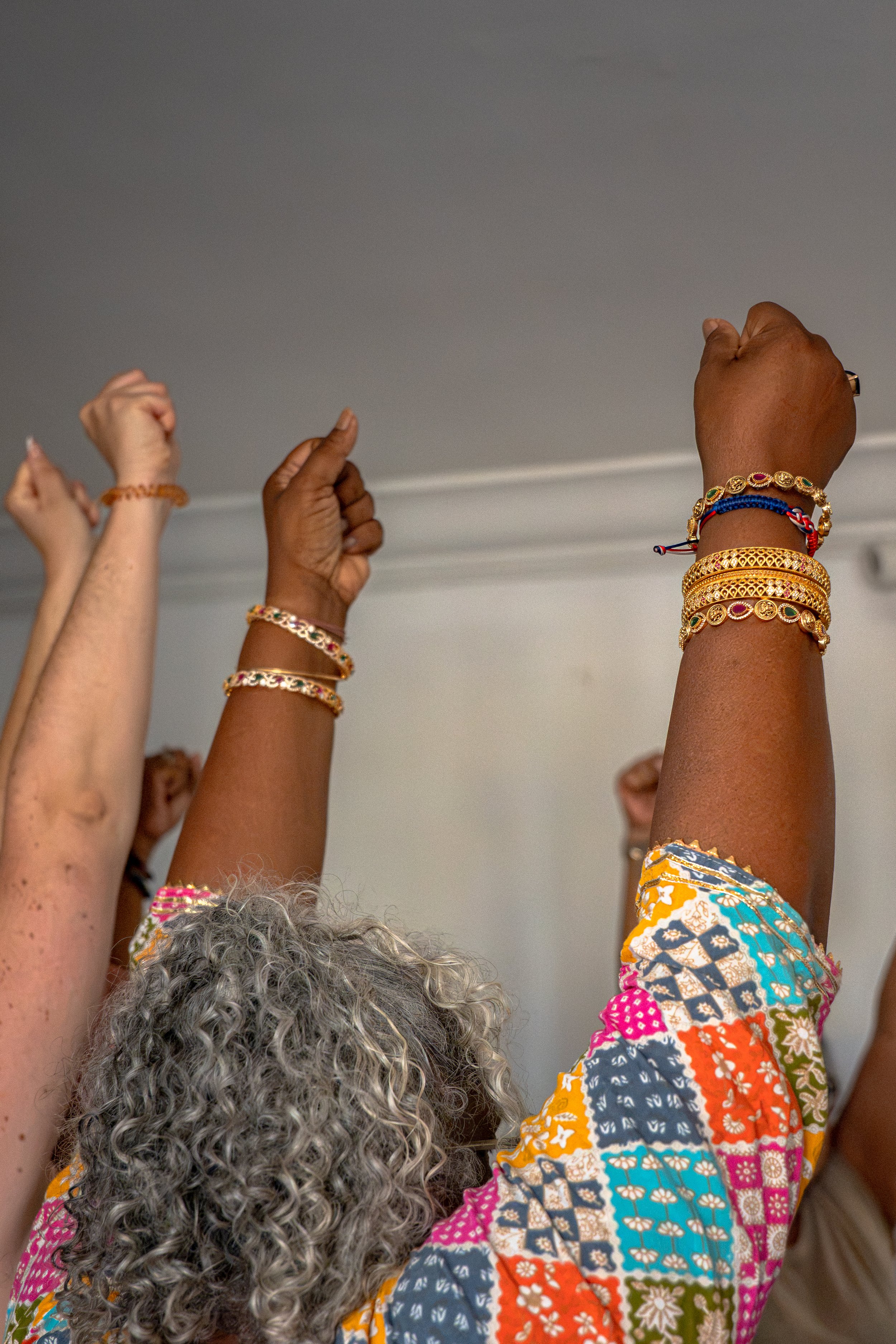 Participantes levant les bras pendant un exercice collectif.