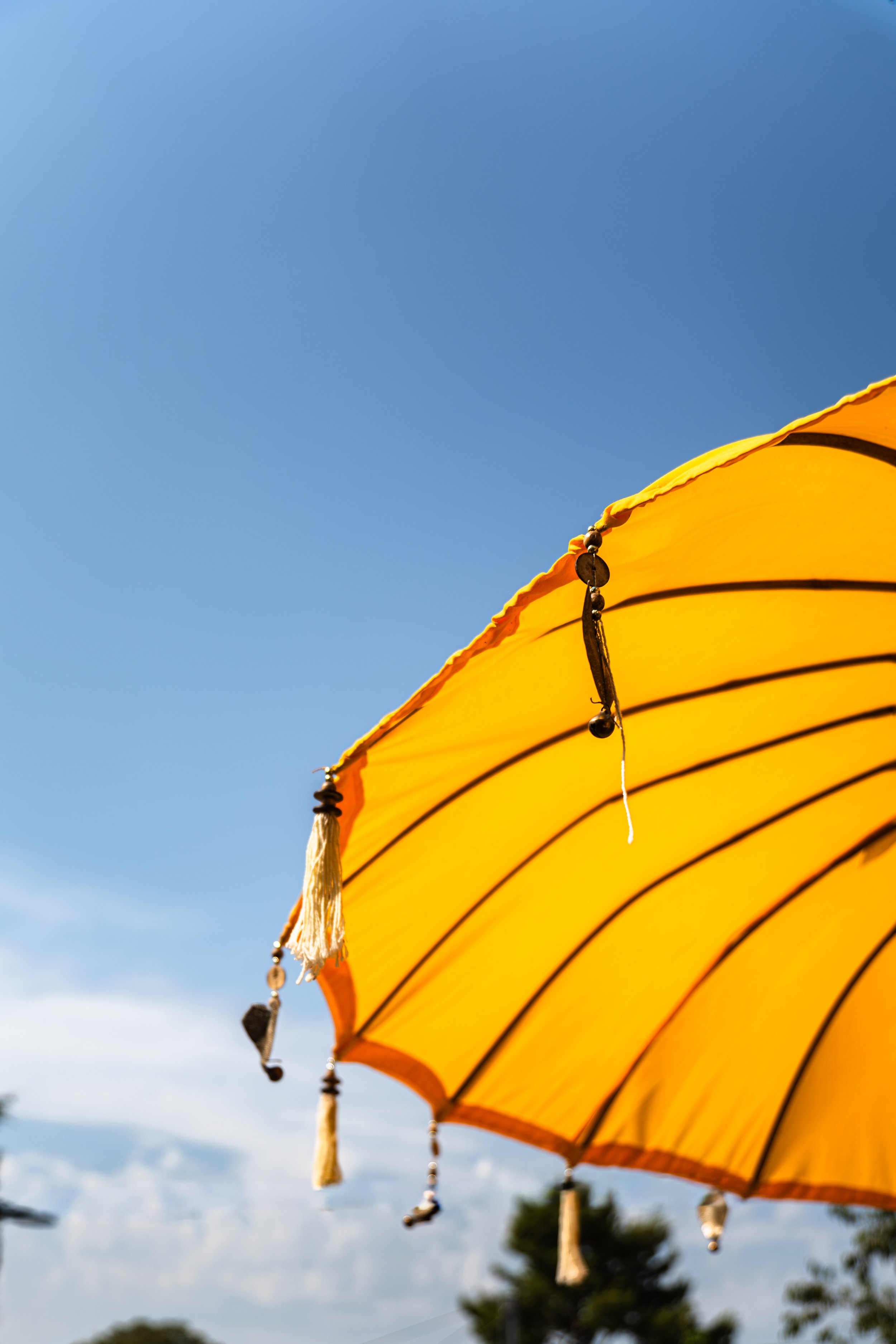 Parasol jaune photographié à l’extérieur pendant la journée.