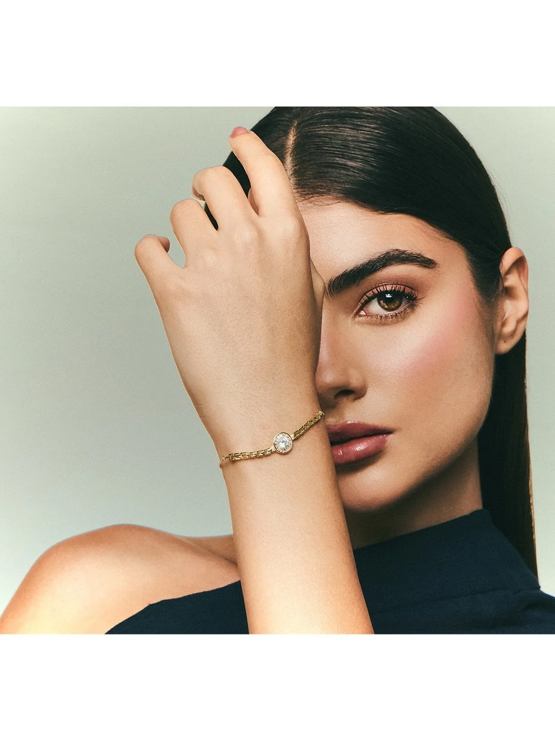 Where light meets detail.

A study in form, skin, and quiet luxury,
where jewellery does not just accessorise,
it becomes the focus.

Created for brands that value precision, texture,
and elevated visual storytelling.

Glimpse from a shoot for @kusha